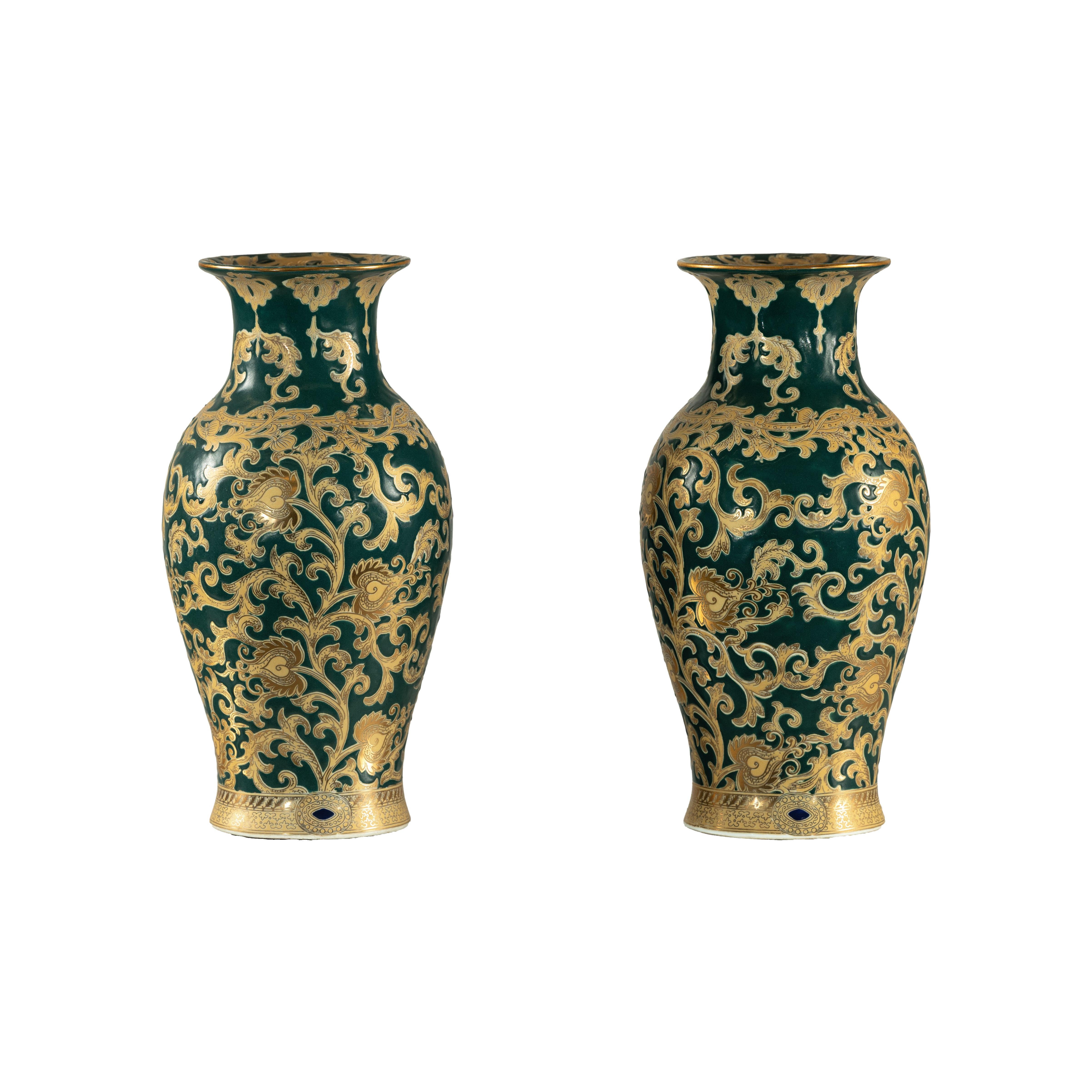 Pareja de jarrones de porcelana verde y dorada con volutas de follaje en venta 6