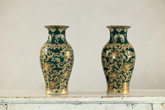 Paar grüne und goldene Porzellanvasen mit Blattwerk-Schnörkeln aus Porzellan