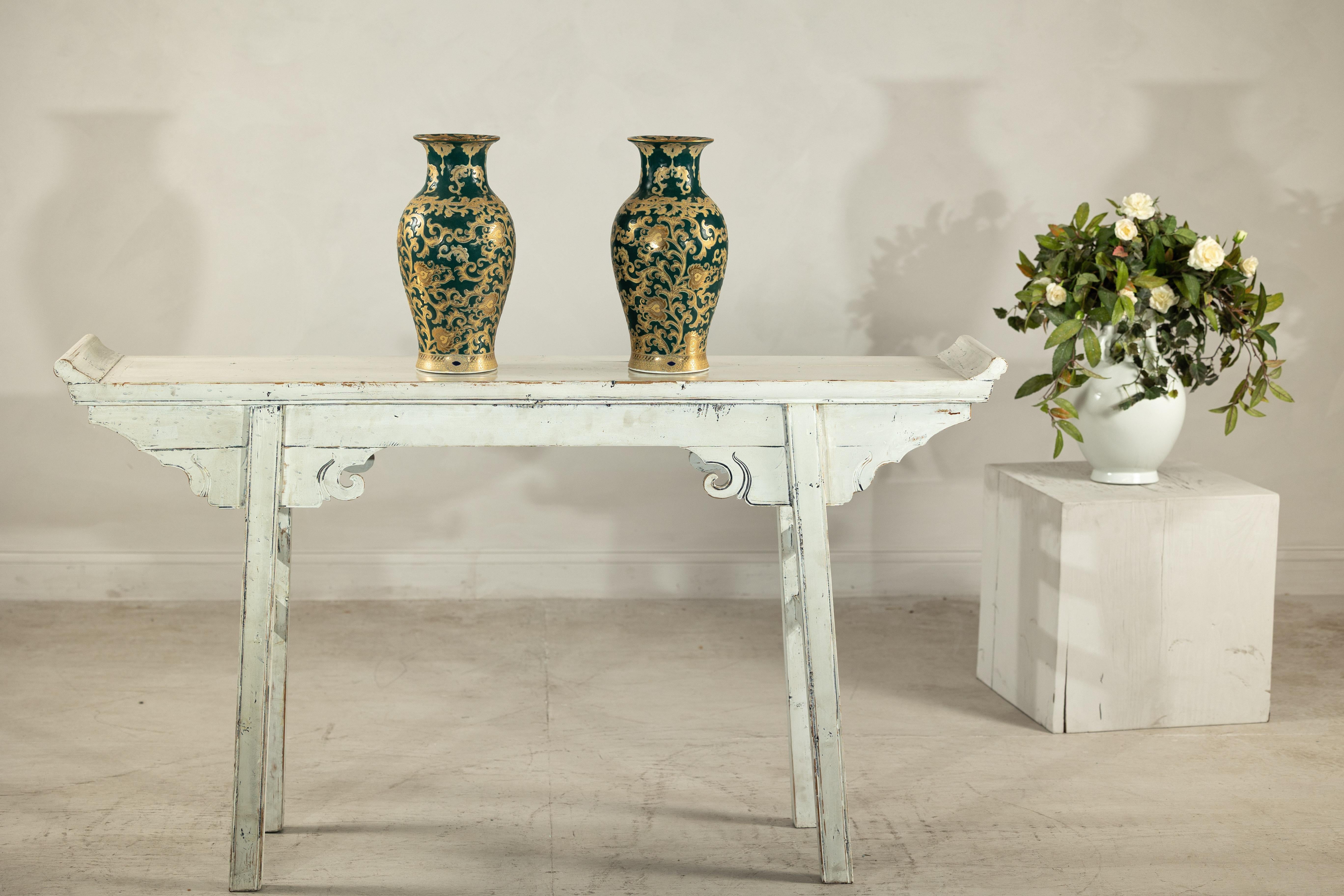Pareja de jarrones de porcelana verde y dorada con volutas de follaje Chino en venta