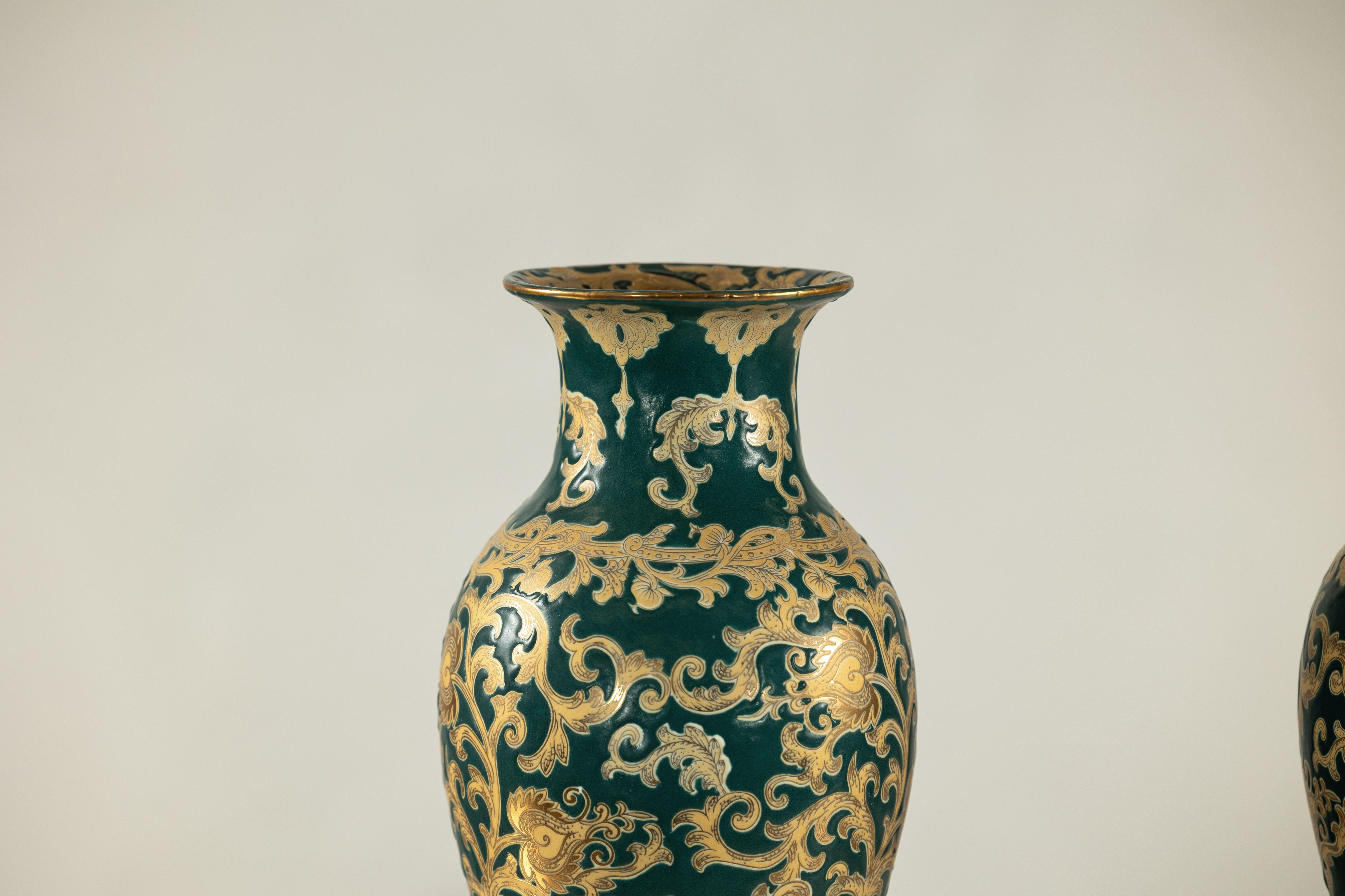 Pareja de jarrones de porcelana verde y dorada con volutas de follaje en Bueno estado para la venta en Yonkers, NY