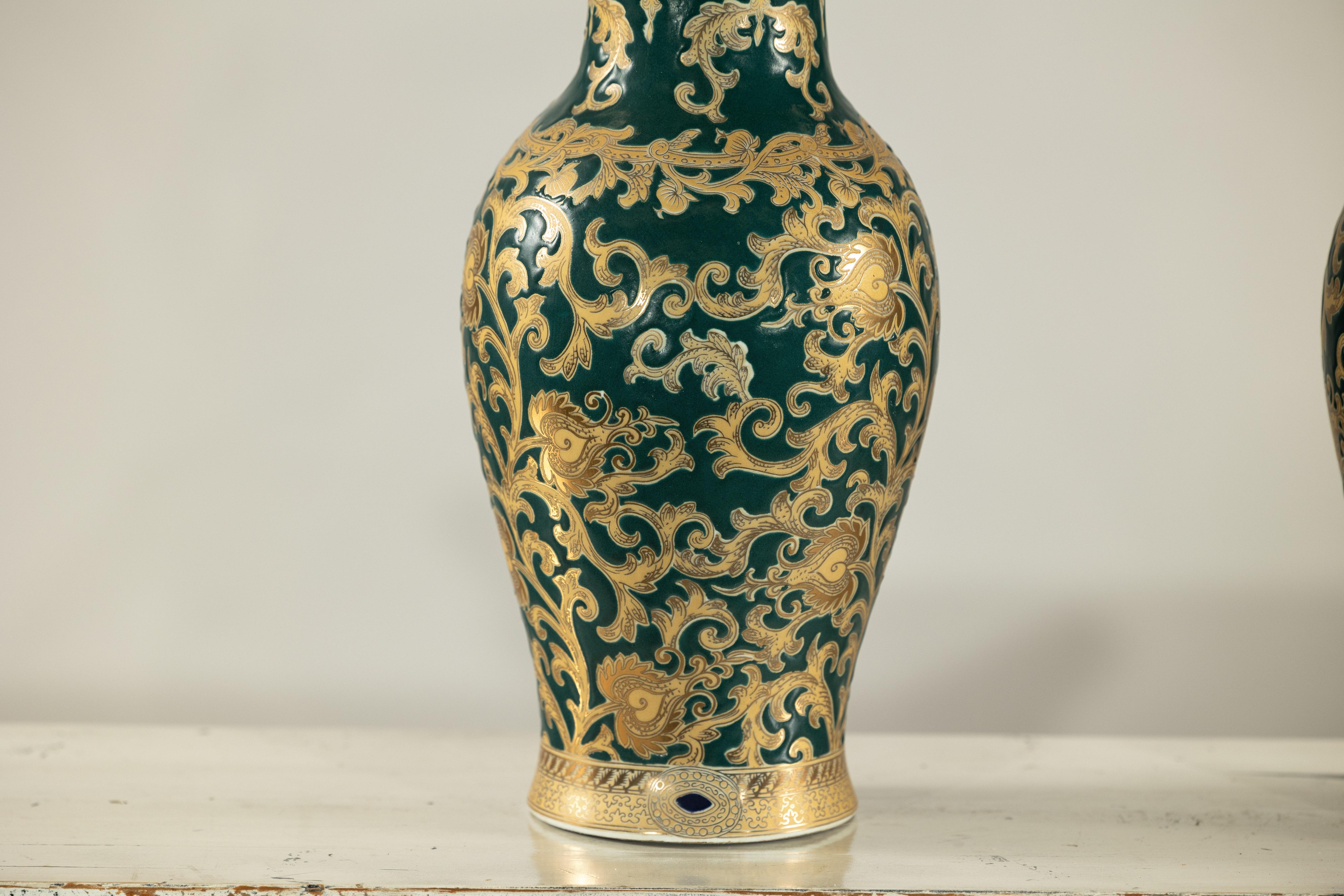 Pareja de jarrones de porcelana verde y dorada con volutas de follaje siglo XX en venta