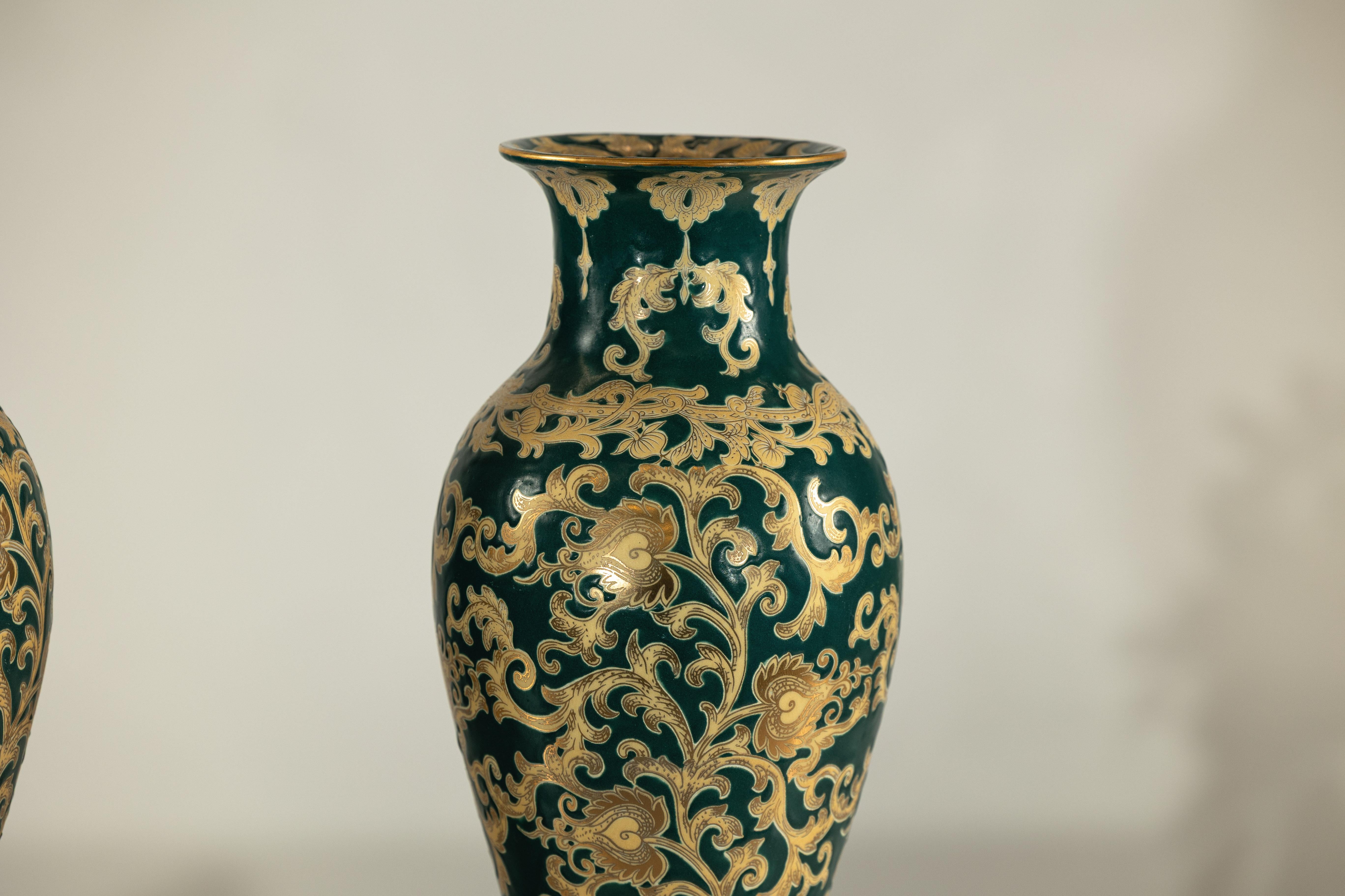 Pareja de jarrones de porcelana verde y dorada con volutas de follaje Porcelana en venta