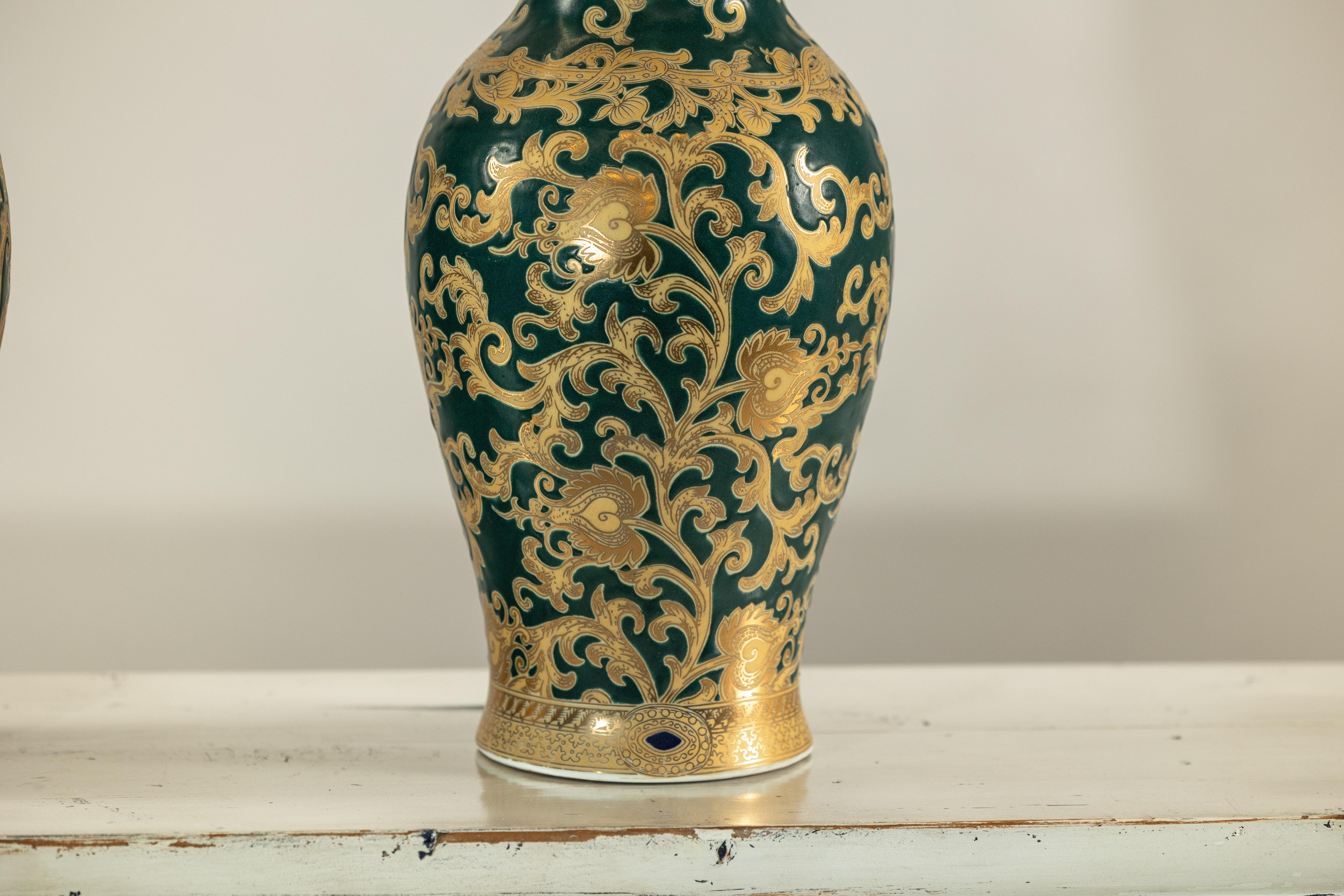 Pareja de jarrones de porcelana verde y dorada con volutas de follaje en venta 1