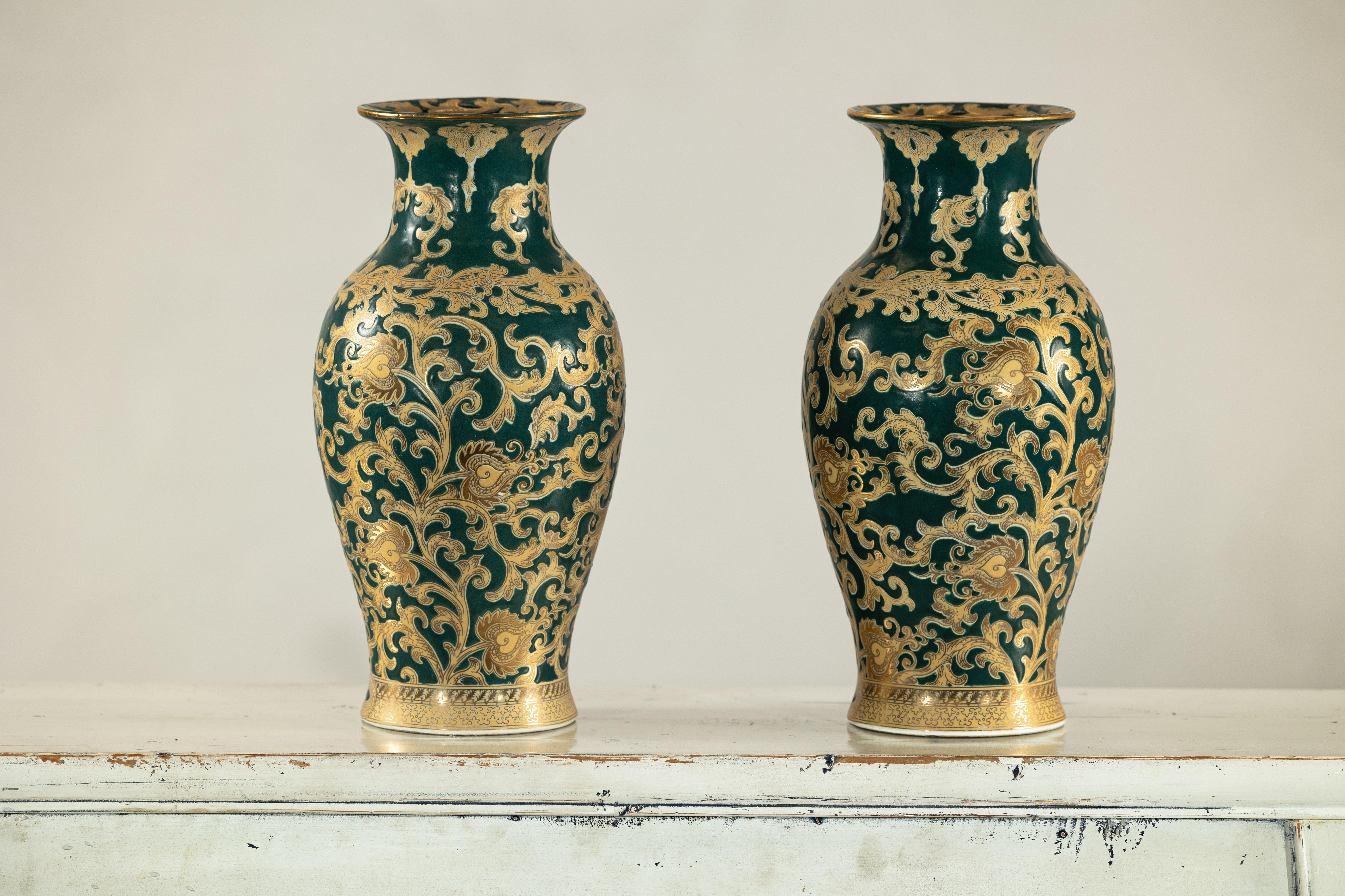 Pareja de jarrones de porcelana verde y dorada con volutas de follaje en venta 2