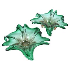 Coppia di piatti di vetro di Murano con fiori botanici amorfi verdi e rosa
