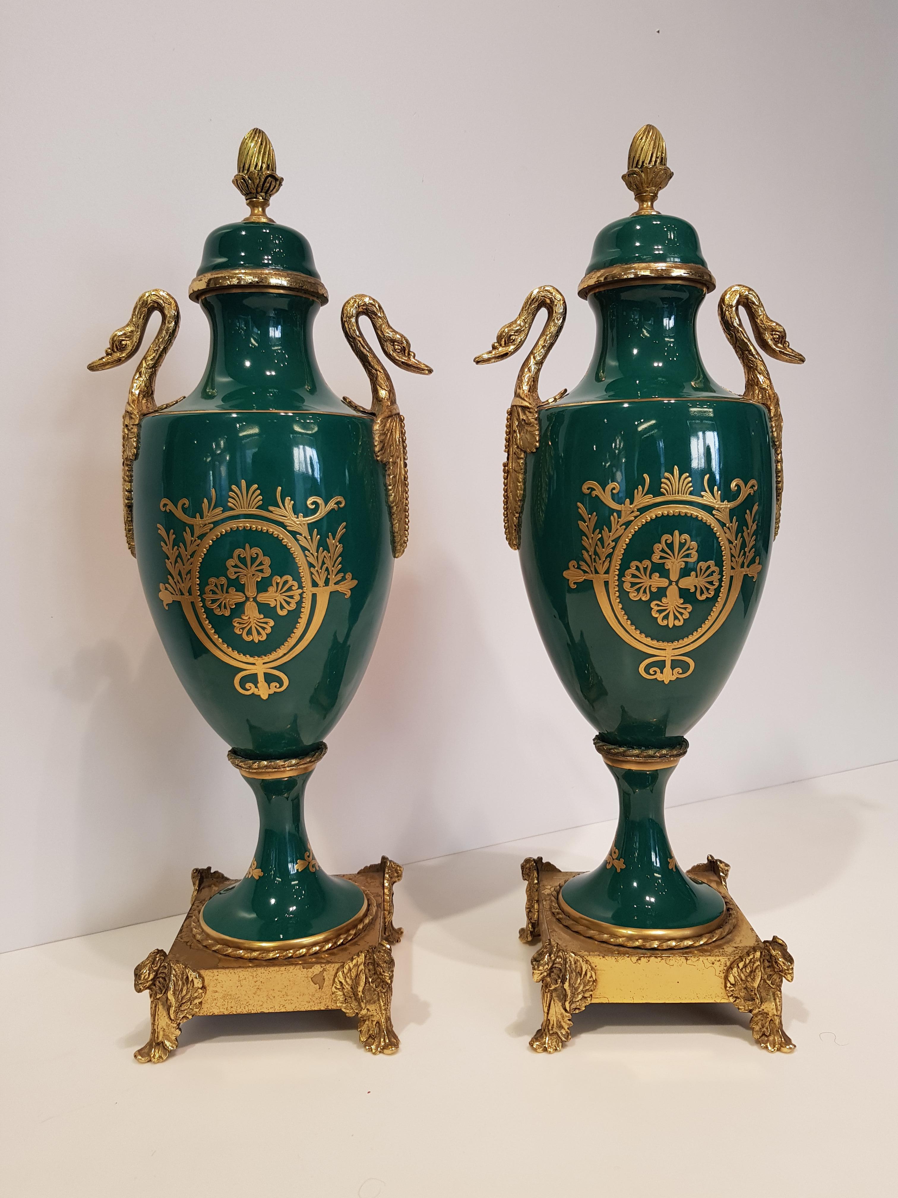 Antique pair of white swan neck vases in French porcelain made and decorated by hand in the 19th century.
The vases are characterized by a green background and embossed gold decorations with beautiful central scenes depicting the coronation of