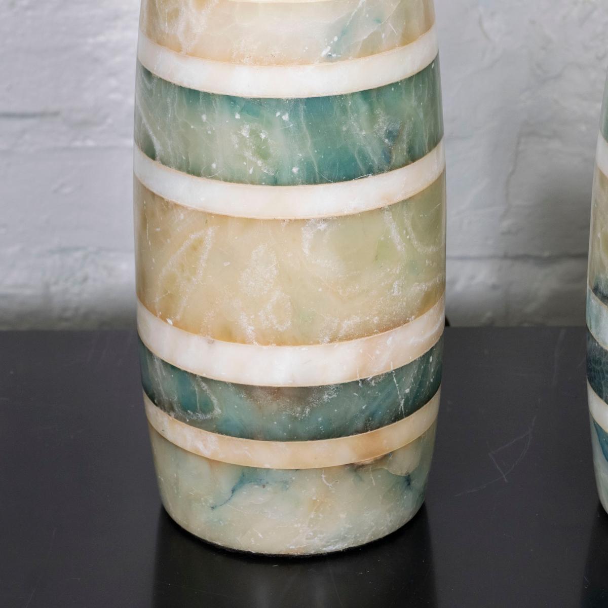 Pareja de lámparas de sobremesa de alabastro a rayas verdes y blancas en Bueno estado para la venta en Tarrytown, NY