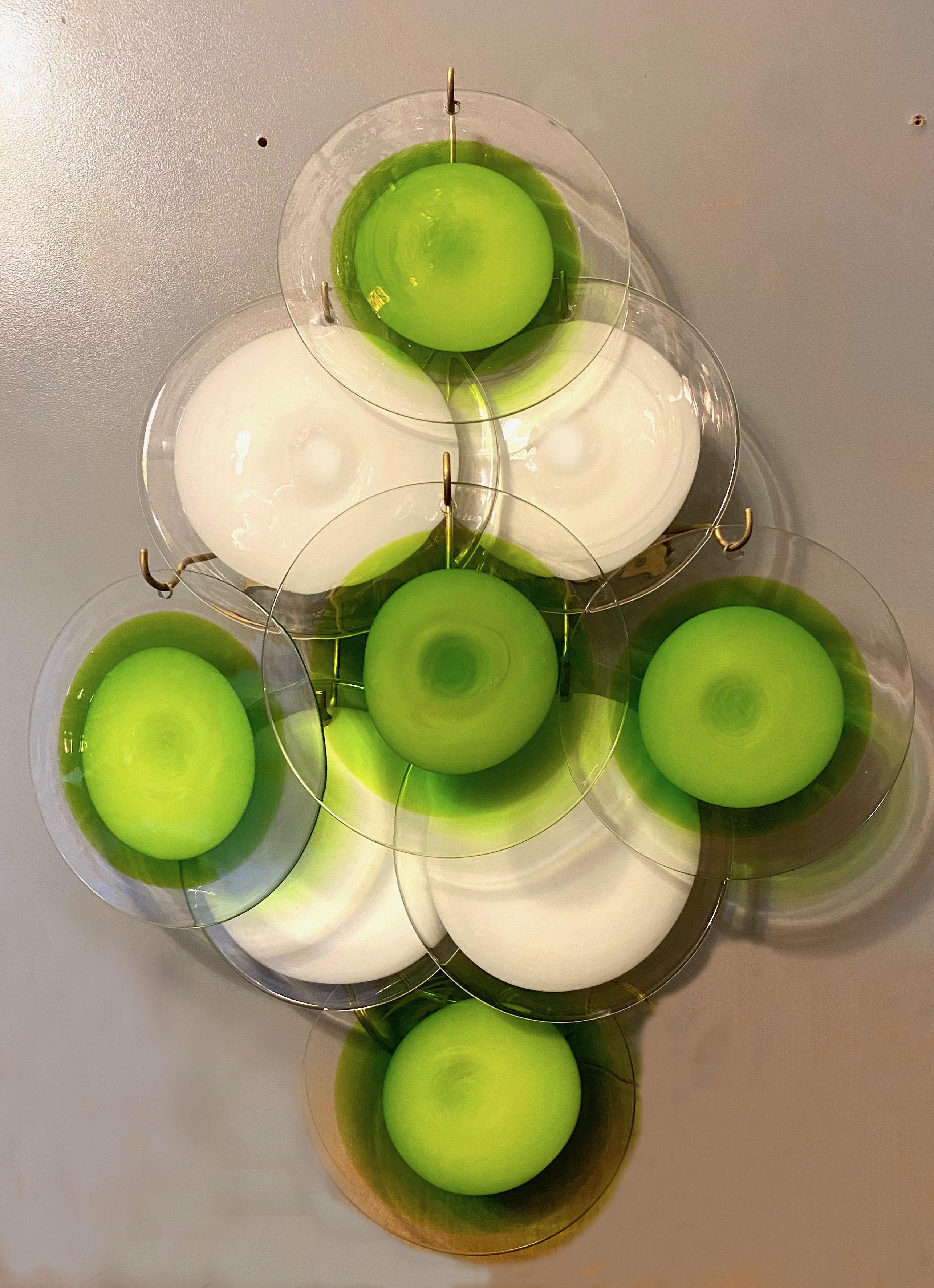 Étonnante paire d'appliques avec neuf disques verts et blancs de Vistosi, Murano.
Disponibles en deux paires ainsi que le lustre assorti. Référence de l'article LU98593828532
Deux ampoules E14.
Nous pouvons refaire l'installation électrique selon