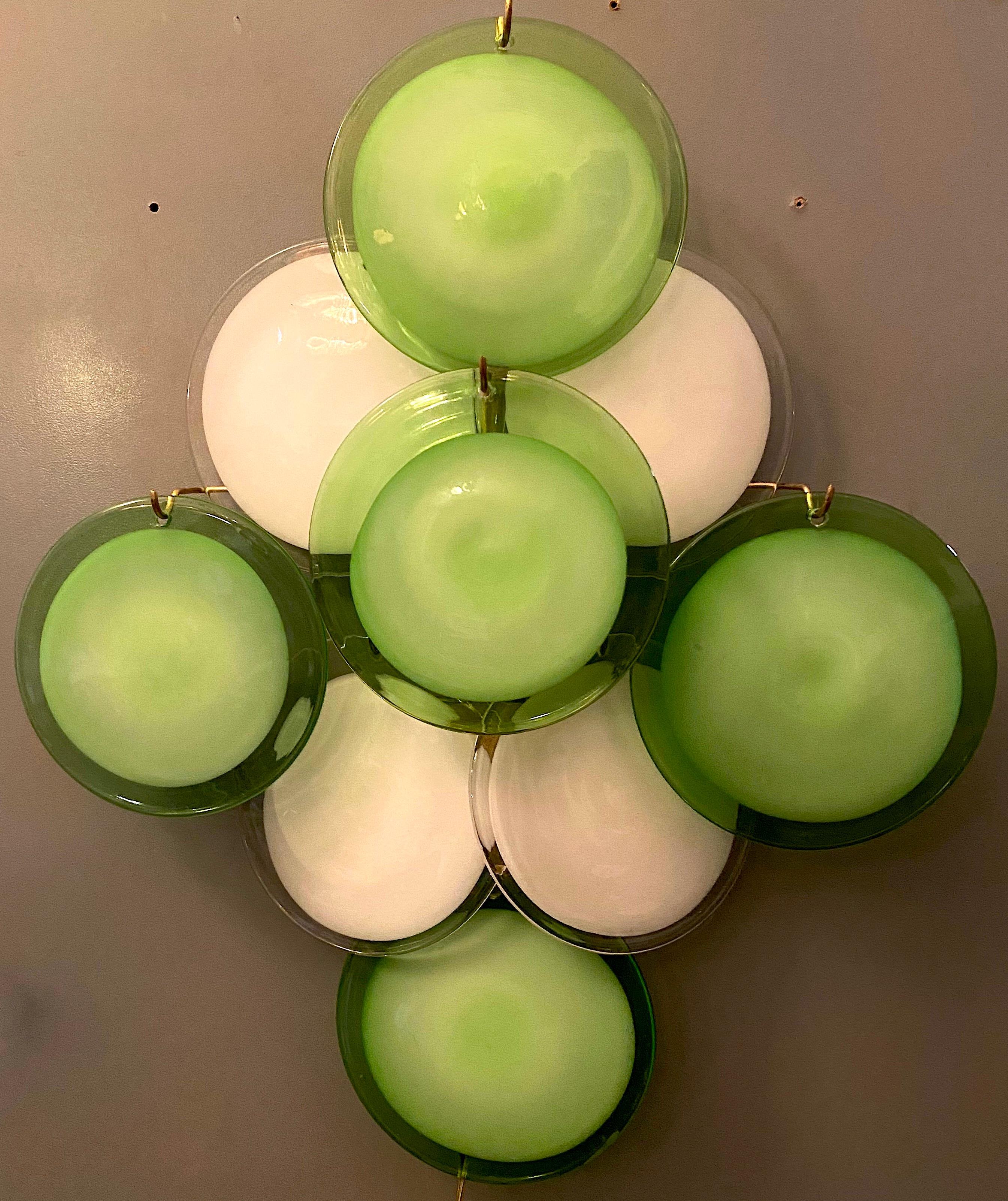 Étonnante paire d'appliques avec neuf disques verts et blancs de Vistosi, Murano.
Disponibles en deux paires ainsi que le lustre assorti. Référence de l'article LU98593828532
Deux ampoules E14.
Nous pouvons refaire l'installation électrique selon
