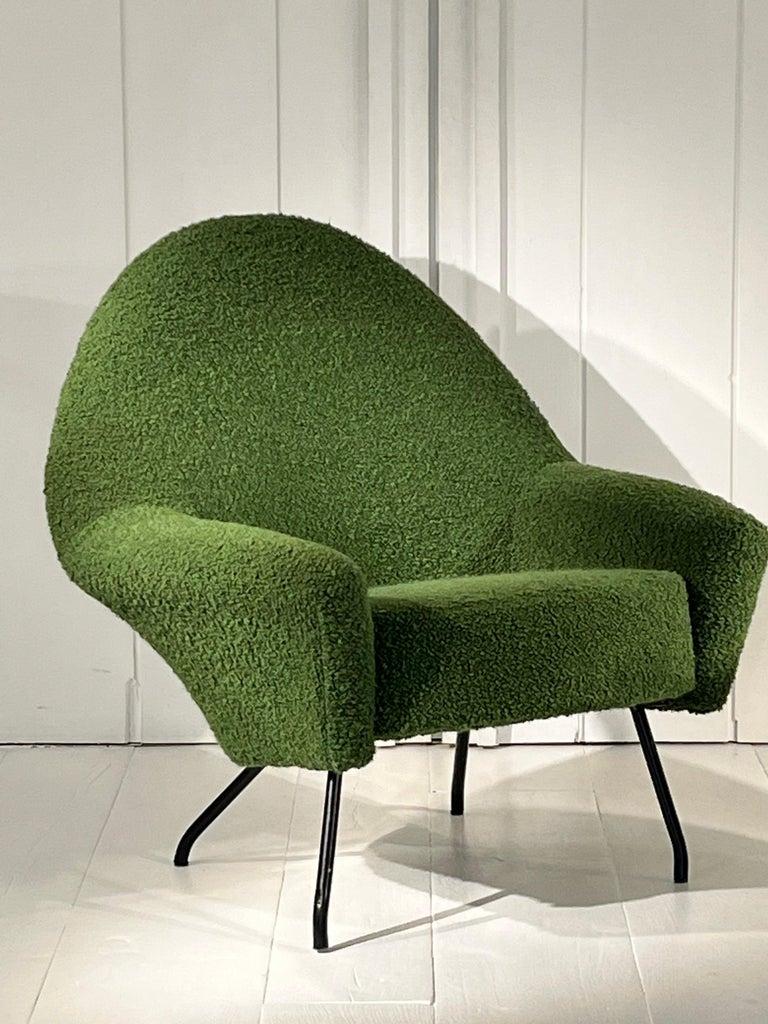 Pair of armchairs by the french designer Joseph Andre Motte
Edition Steiner
France, circa 1950
Black iron feet and reuphostered with designers guild fabric
Large and confortable seat
Perfect condition