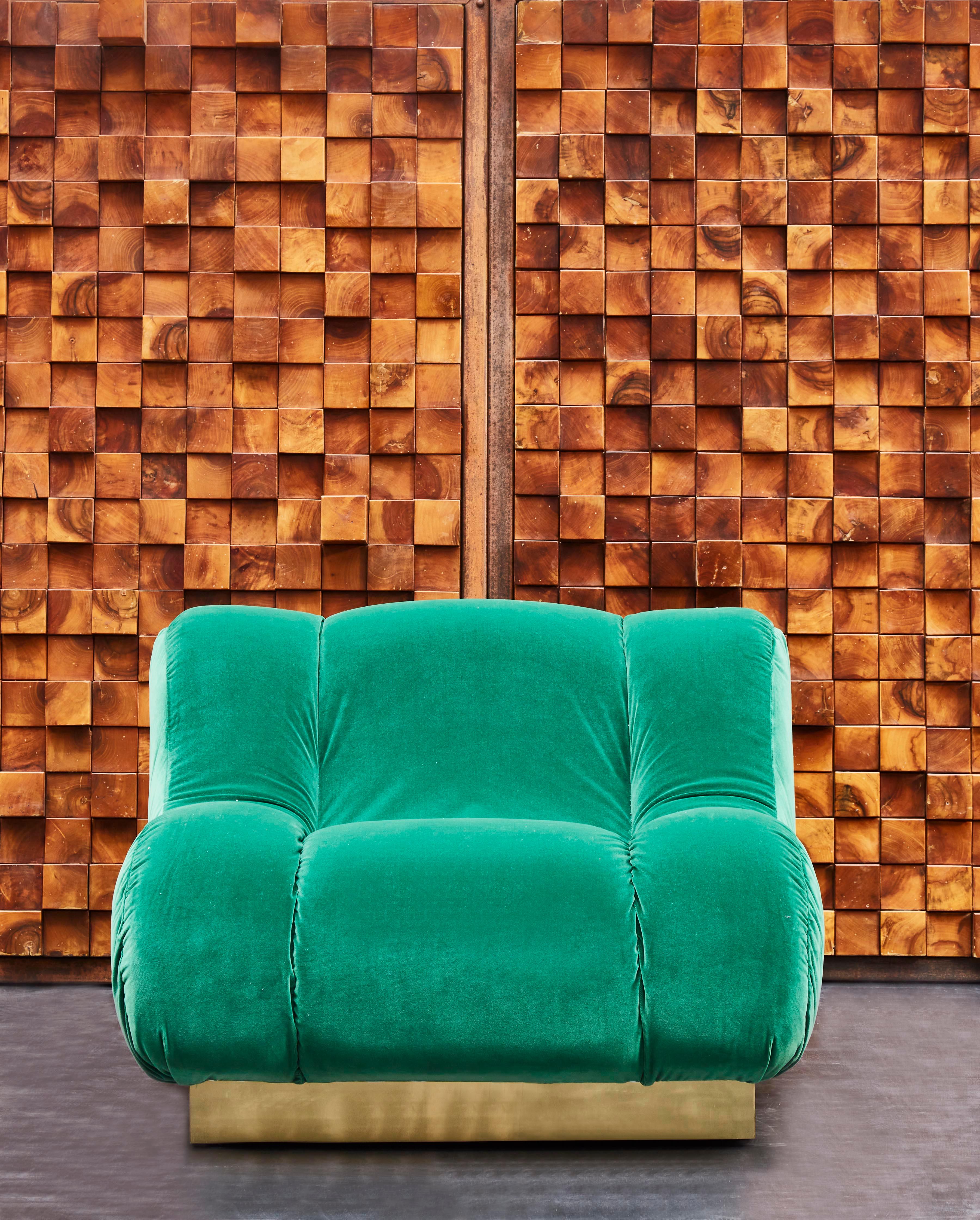 Pair of elegant armchairs in the spirit of the 1970s with a brass base, upholstered with a green velvet by Dédar.
Creation by Studio Glustin.