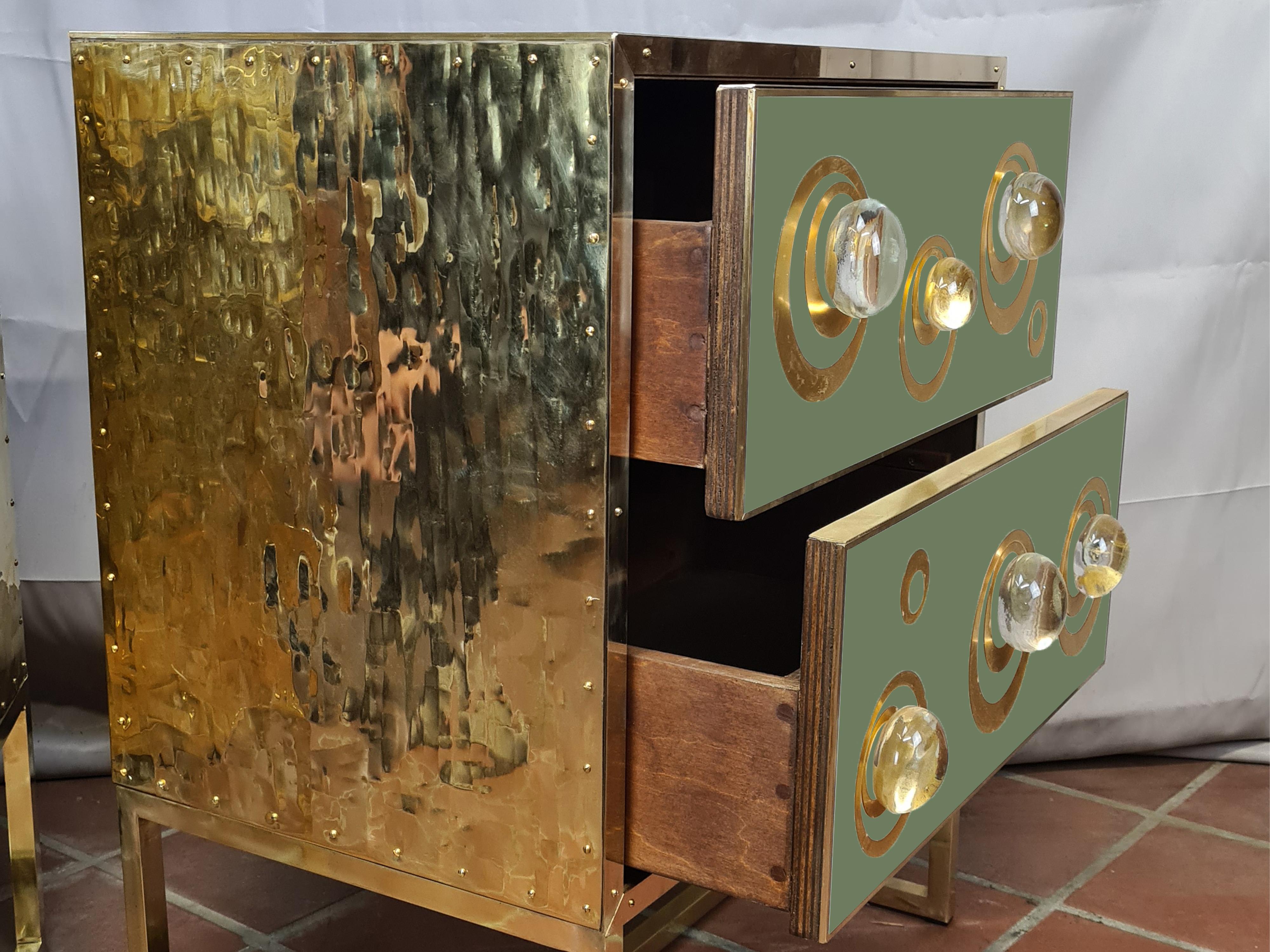 Pareja de mesillas de noche verdes con joyas esféricas de cristal de Murano Disponibles Italian en venta
