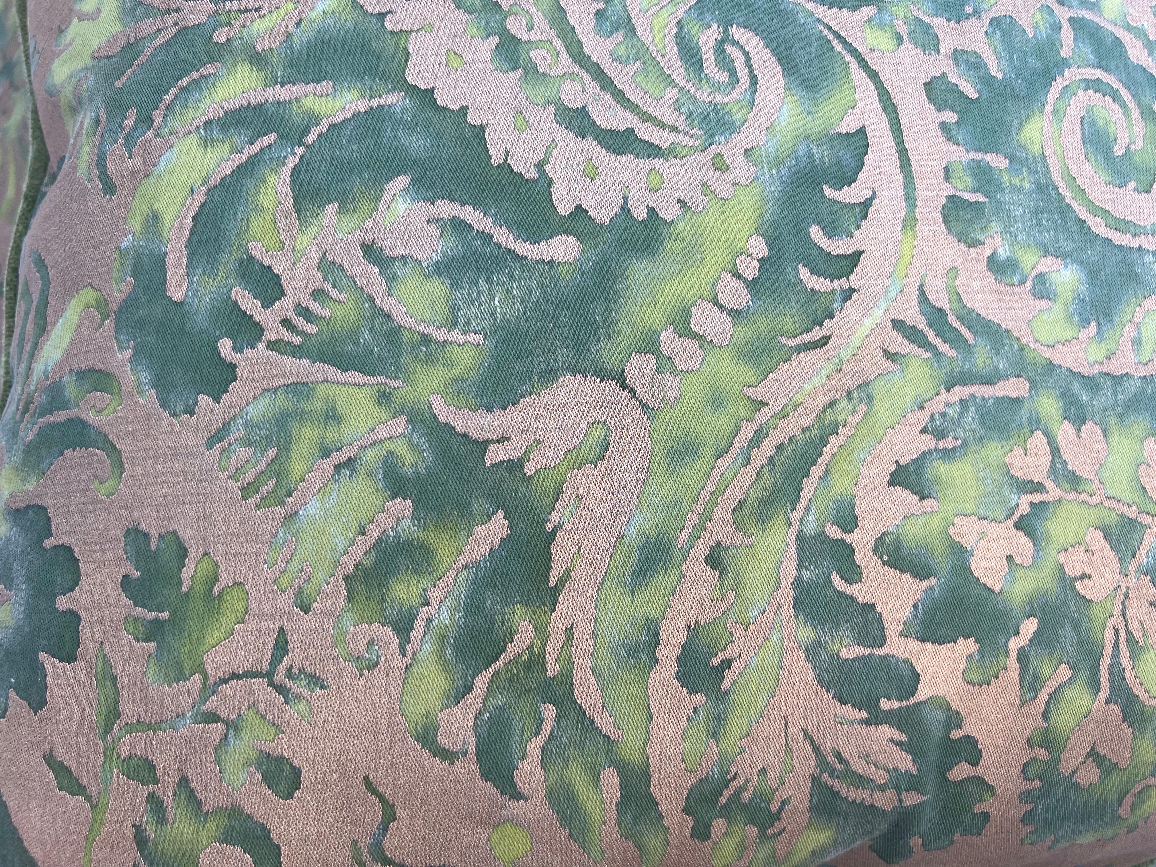 Baroque Paire de coussins à motifs verts et bleus de Fortuny en vente