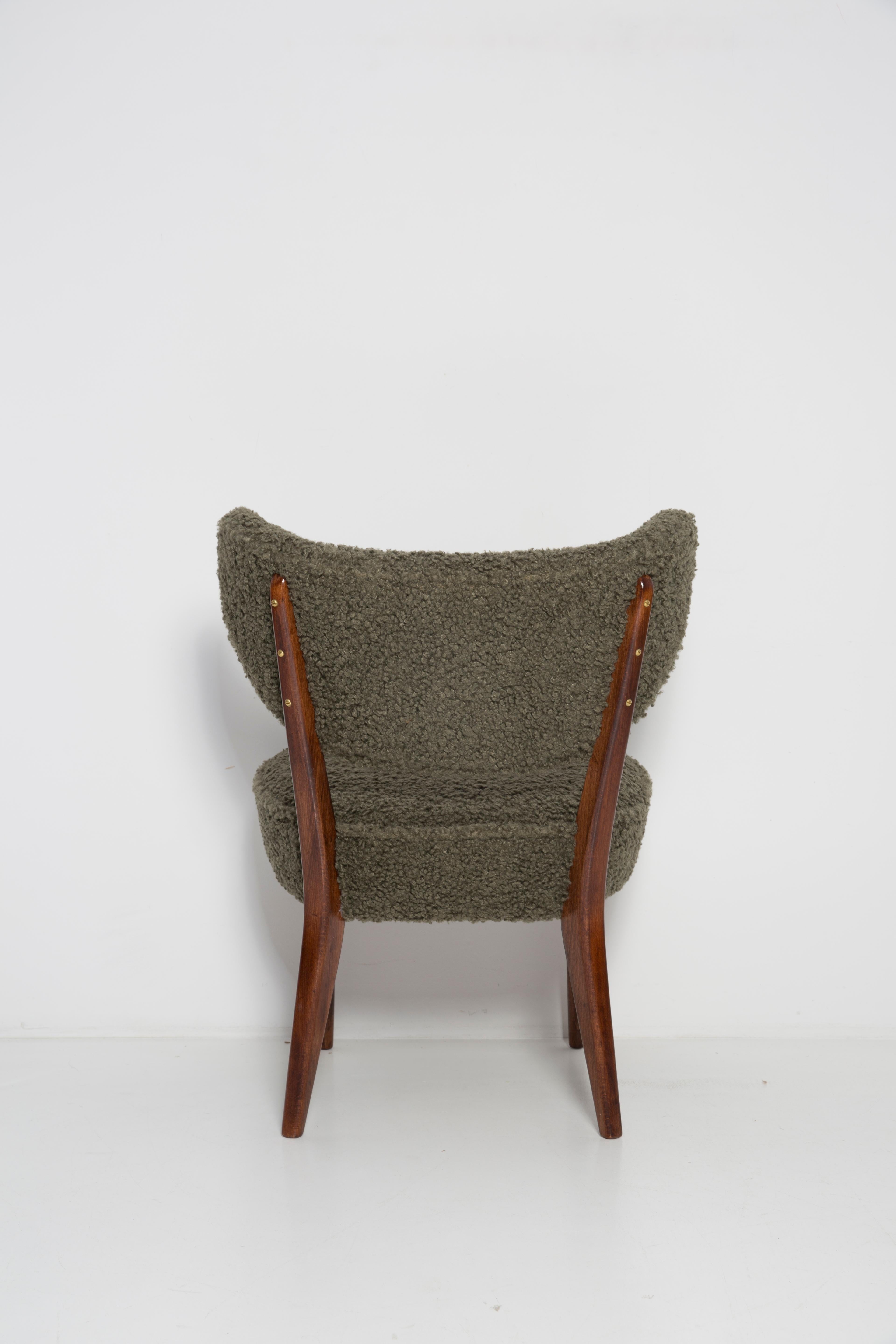 Bouclé Paire de fauteuils club en coquille de bouclette verte, par Vintola Studio, Europe, Pologne en vente