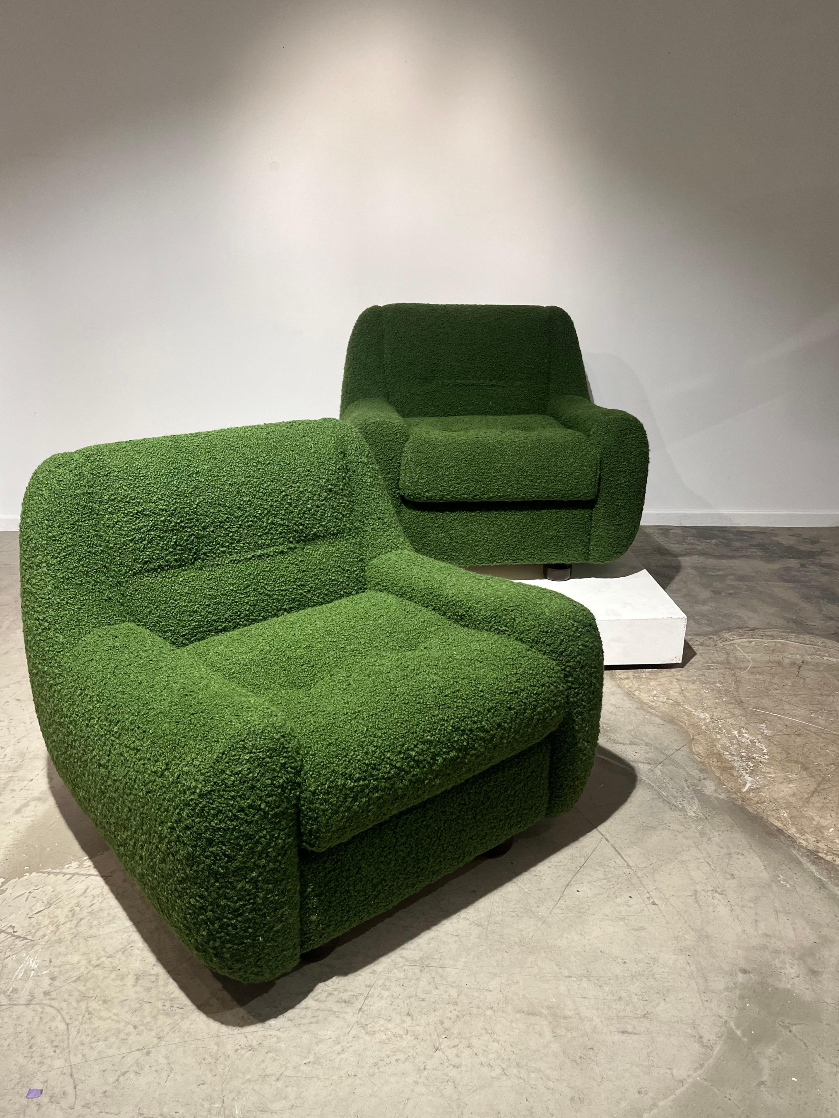 Paire de fauteuils en bouclette verte fabriqués en Italie. Forme organique typique de l'