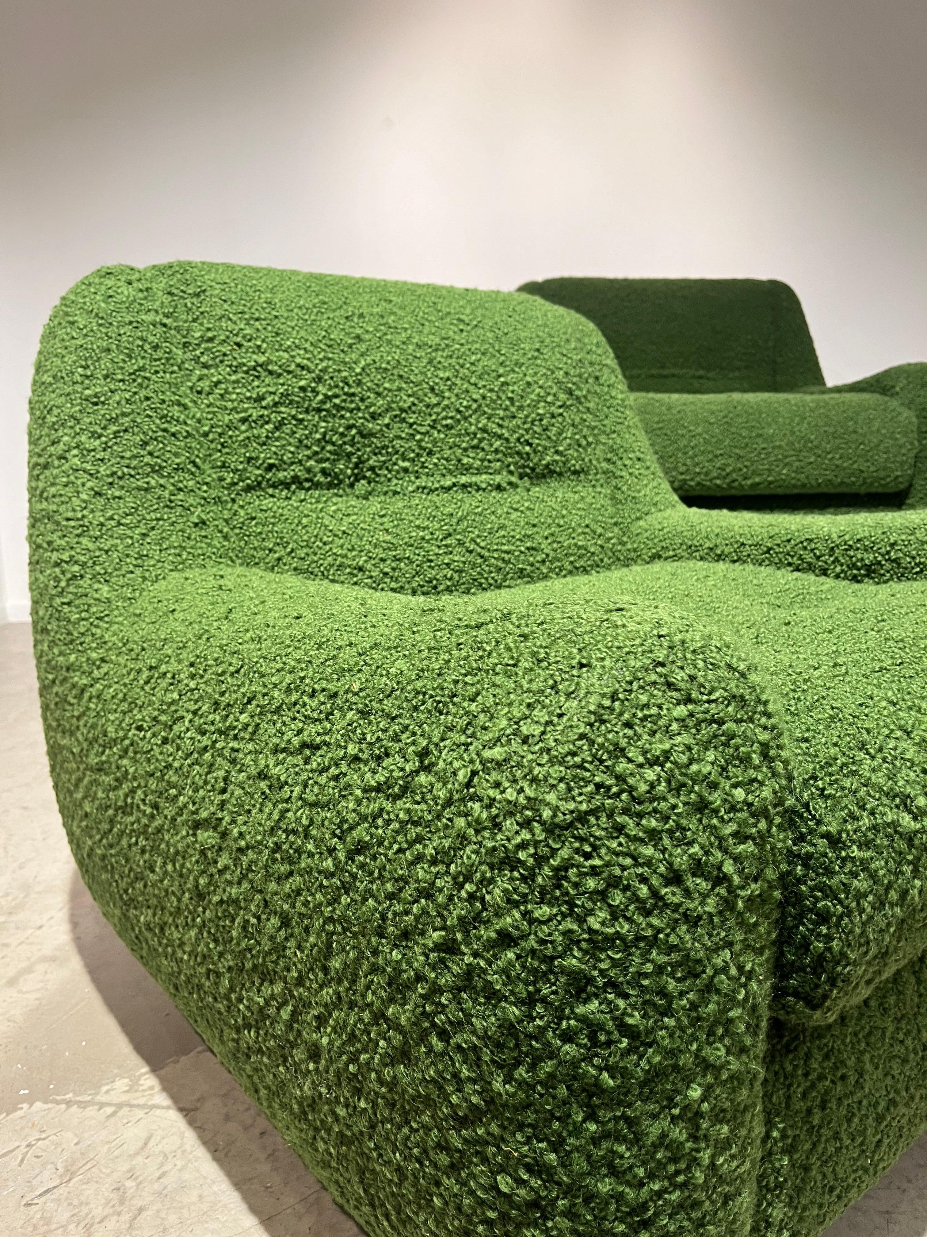 Ère spatiale Paire de fauteuils bouclette verts en vente