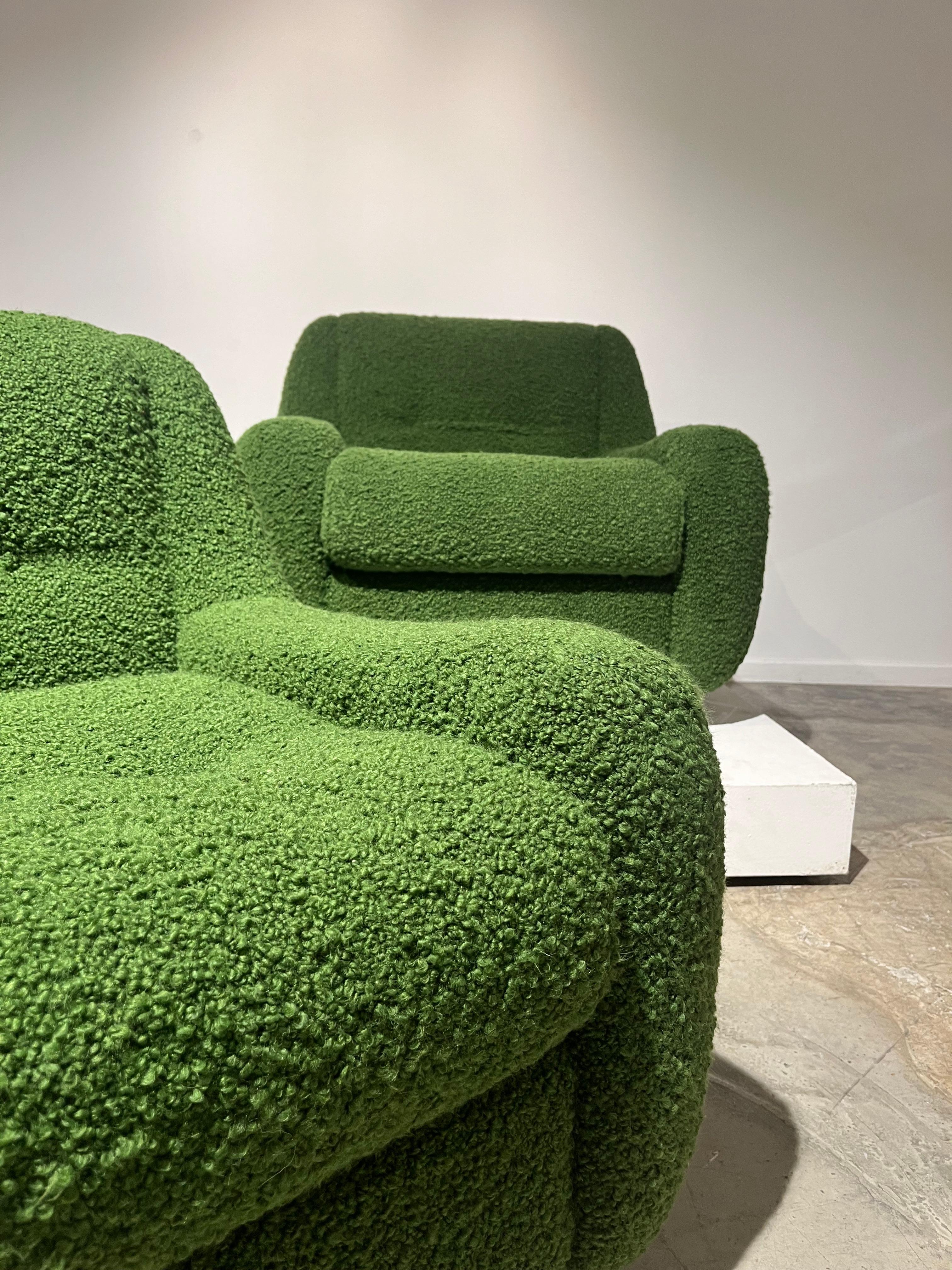 italien Paire de fauteuils bouclette verts en vente