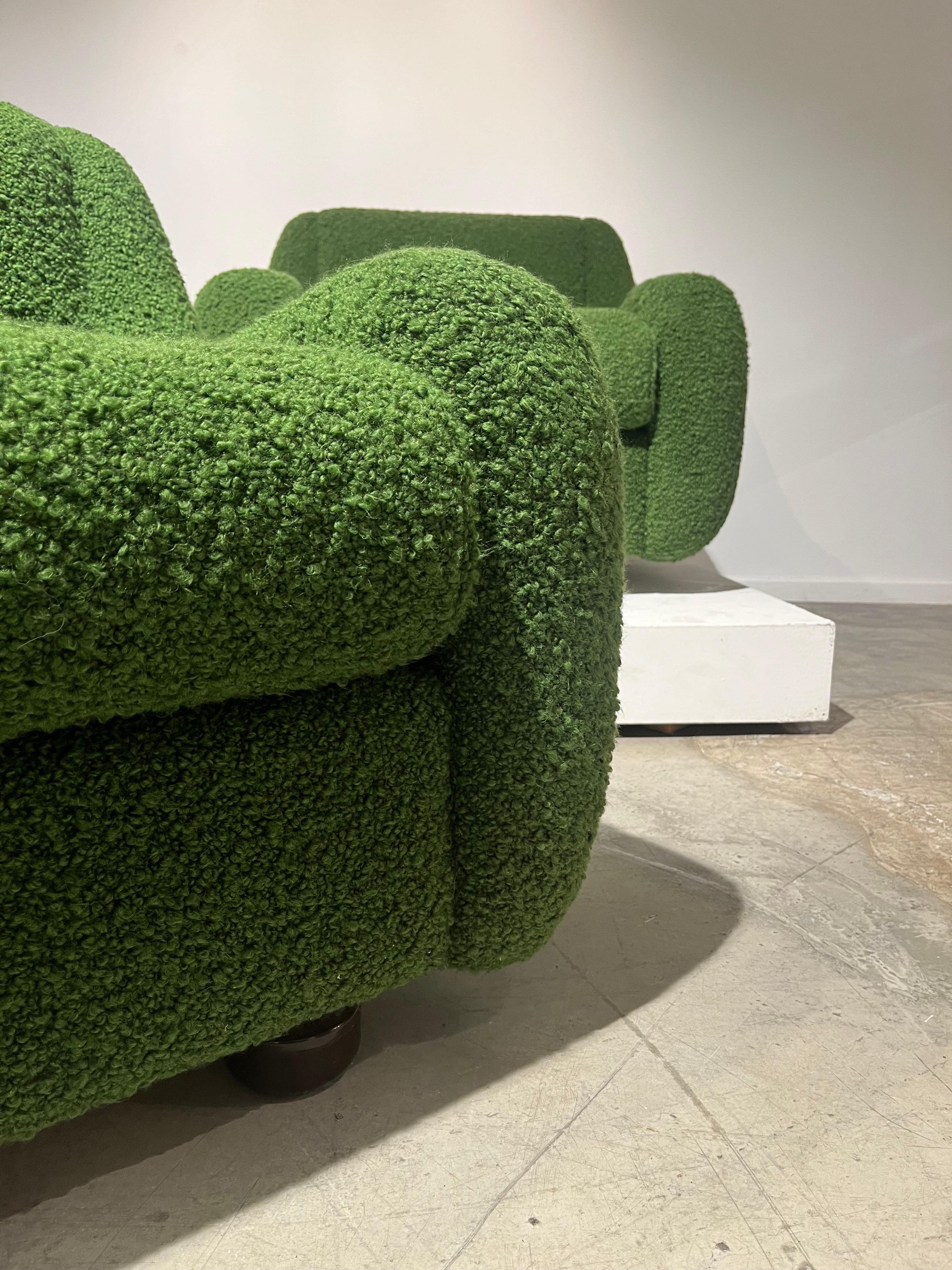Paire de fauteuils bouclette verts Bon état - En vente à Brussel, BE