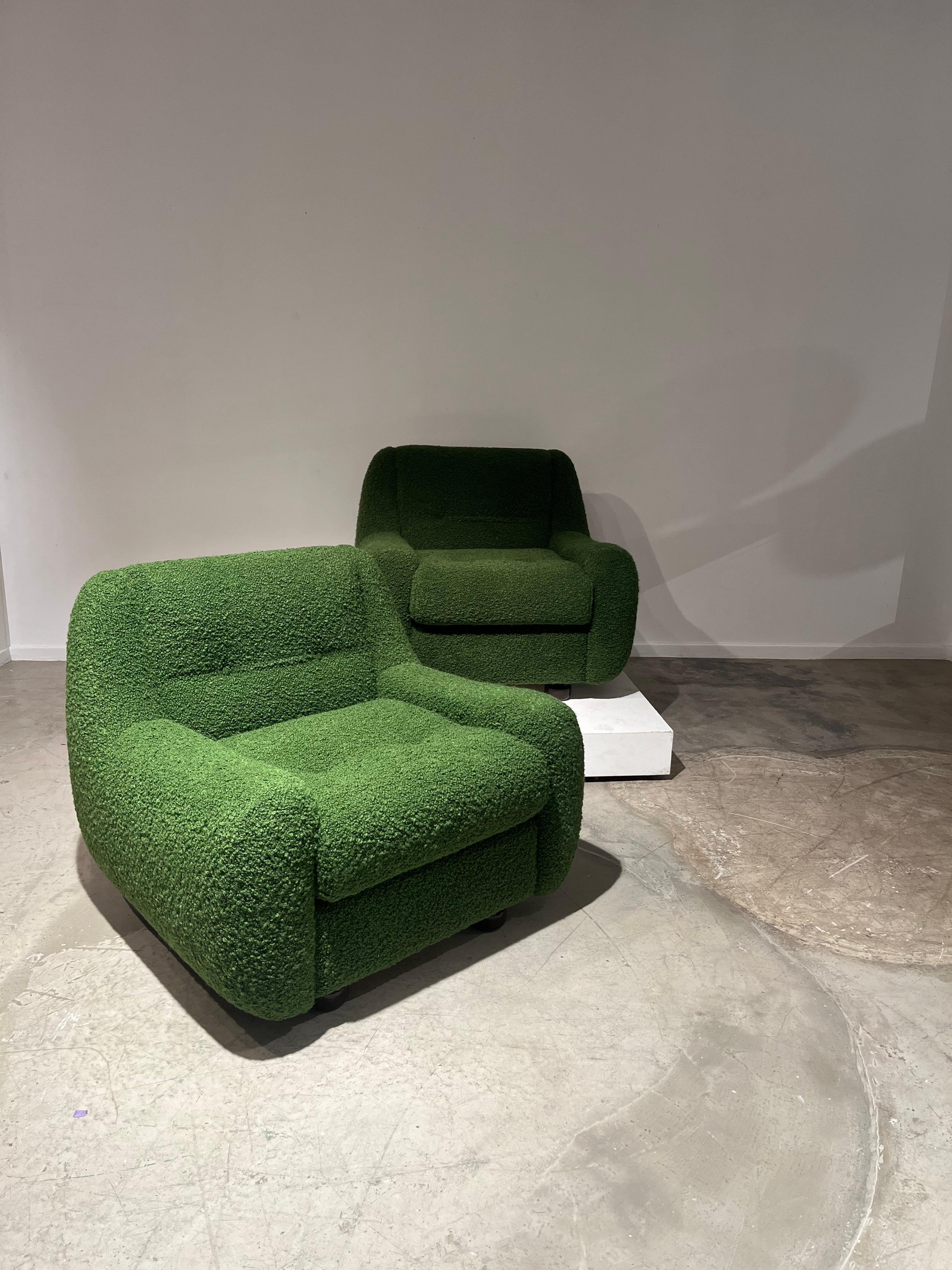 Paire de fauteuils bouclette verts en vente 1