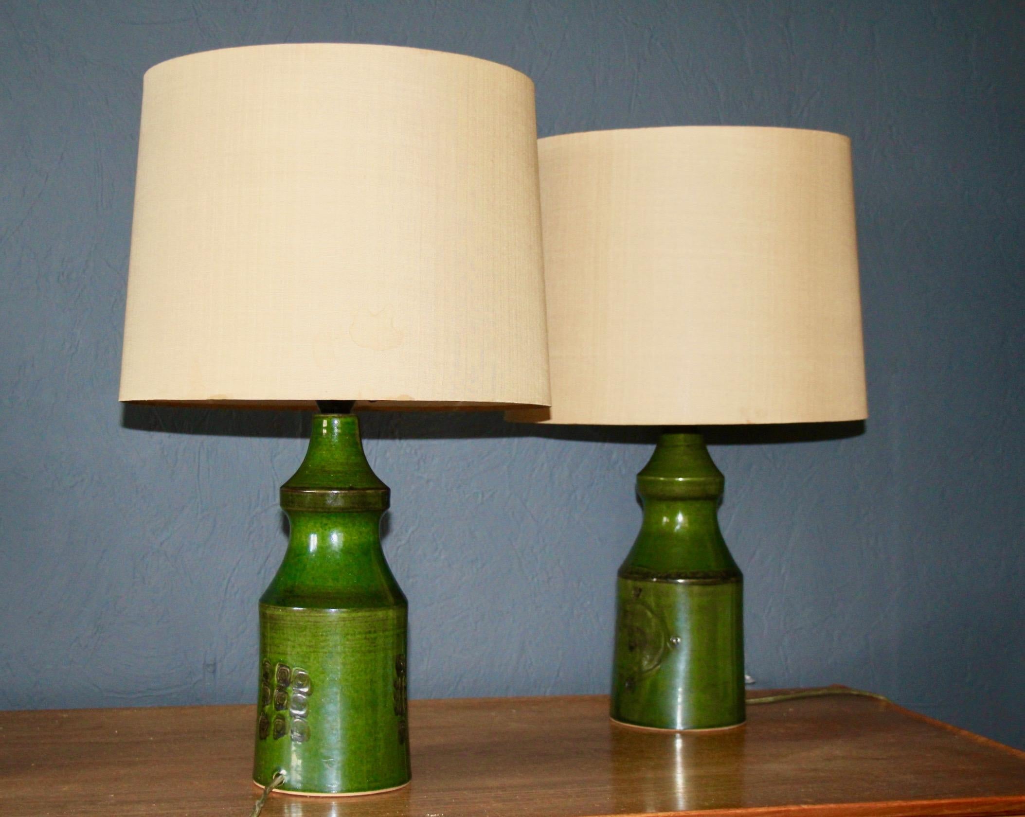 Paar dänische Tischlampen aus grüner Keramik (Mitte des 20. Jahrhunderts) im Angebot