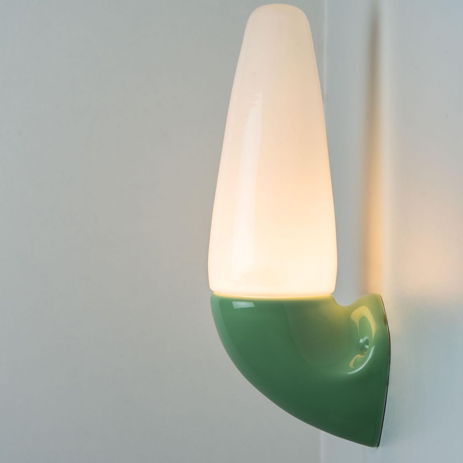 Vernissé Paire d'appliques en céramique verte, Sigvard Bernadotte, 1970 en vente