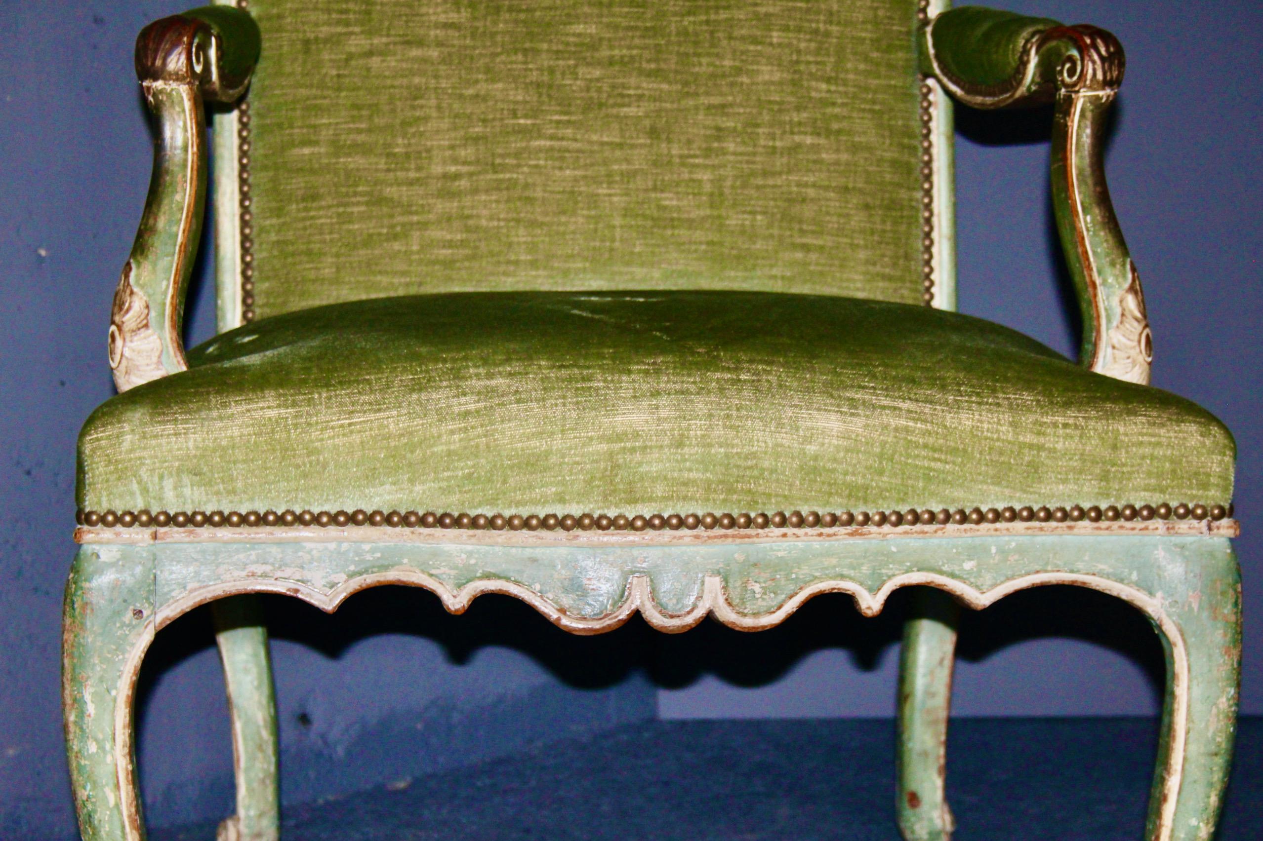 Paire de fauteuils Louis XV peints de couleur verte en vente 4