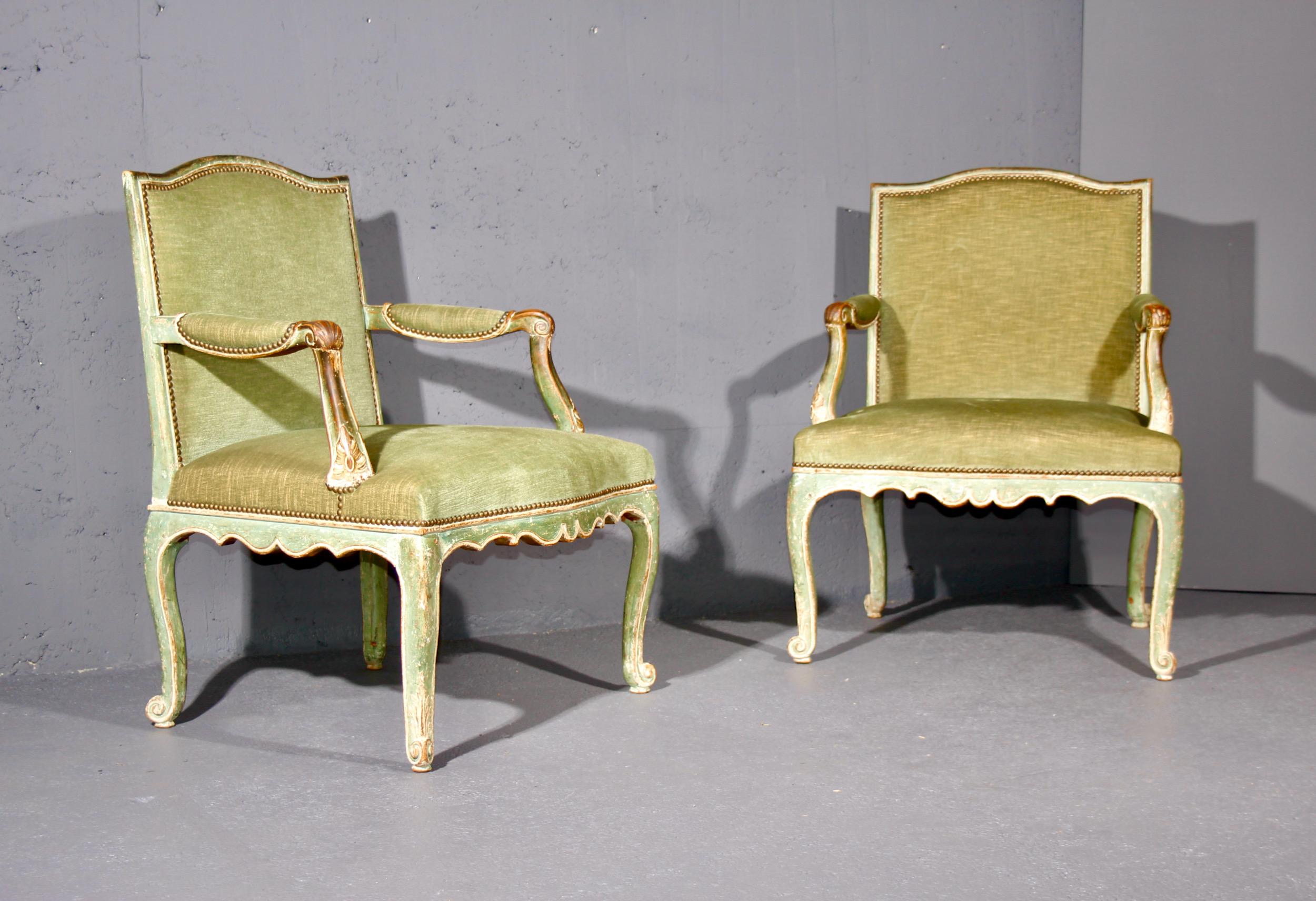 paire de fauteuils Louis XV en bois peint en vert avec une belle patine il y a deux petits manques sur le velours voir les photos et l'un des deux a été renforcé en dessous à l'arrière ils sont donc en parfait état de fonctionnement