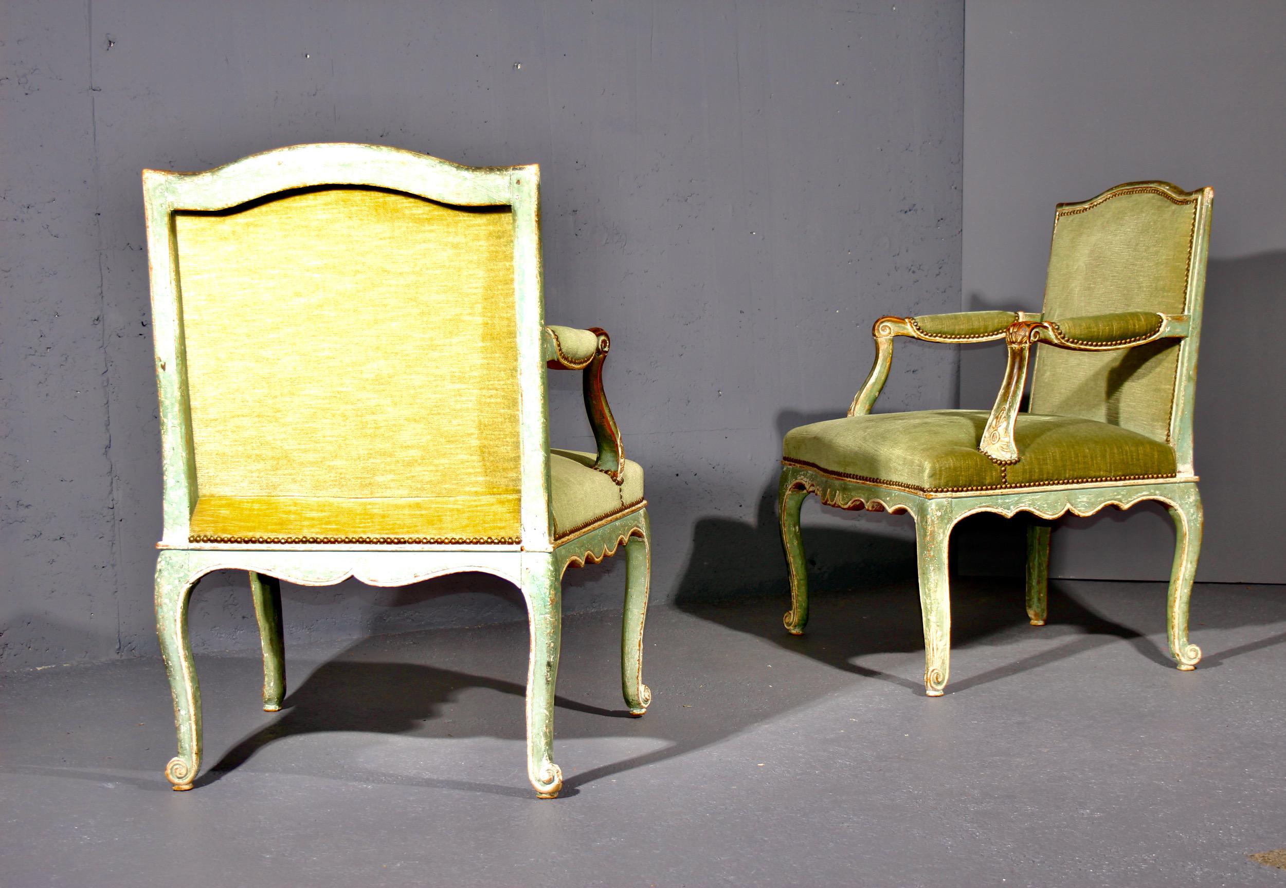 Paire de fauteuils Louis XV peints de couleur verte Bon état - En vente à grand Lancy, CH