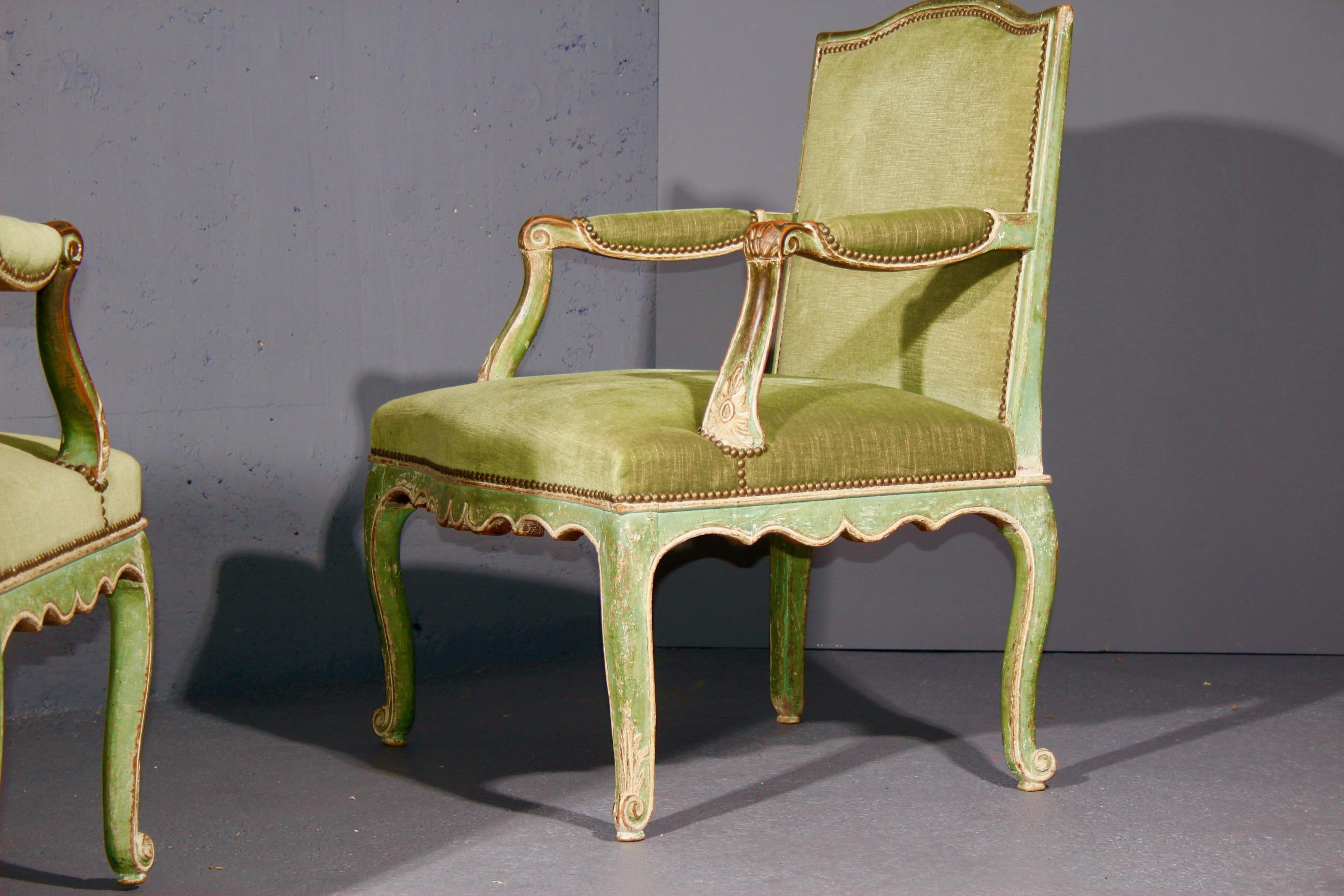 Tissu Paire de fauteuils Louis XV peints de couleur verte en vente