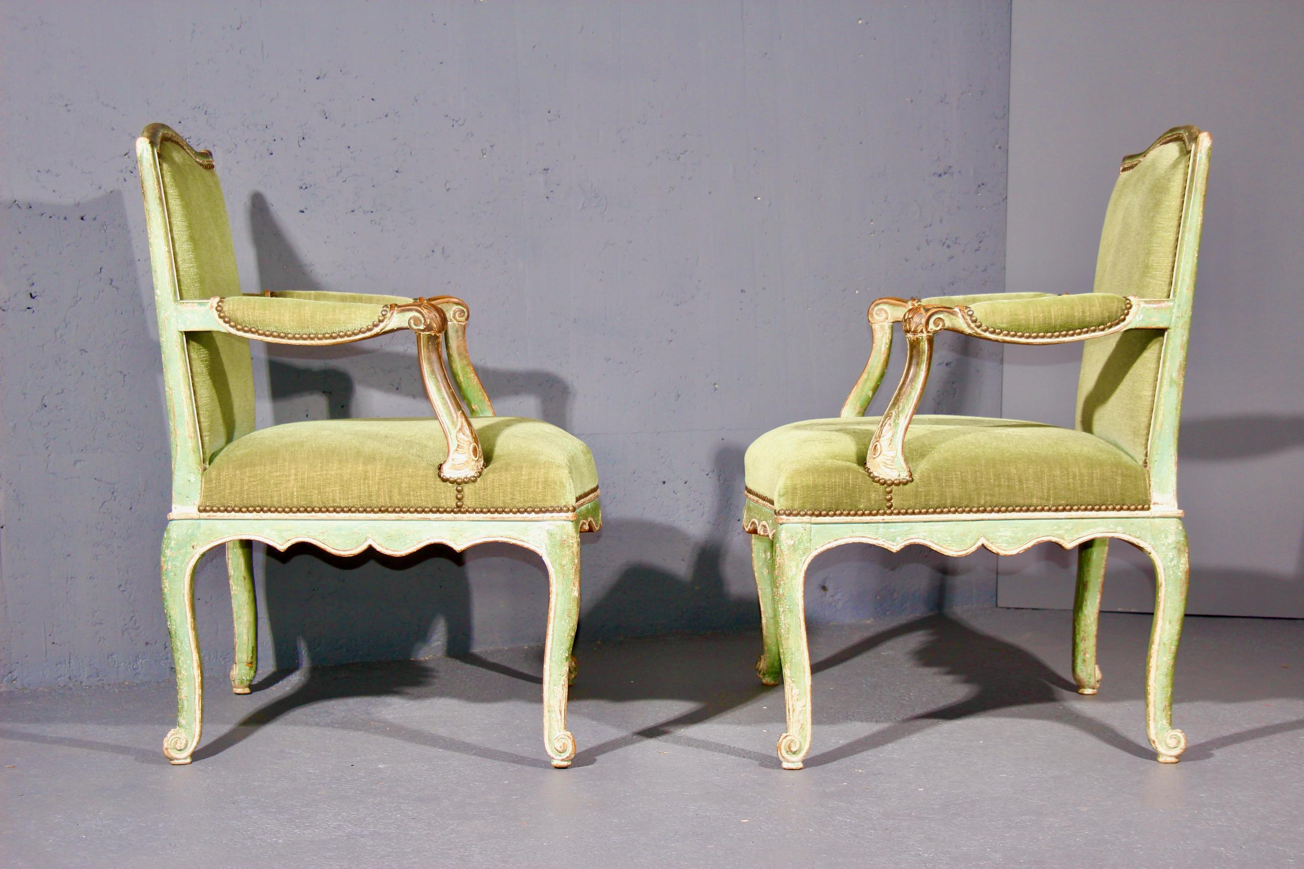 Paire de fauteuils Louis XV peints de couleur verte en vente 2