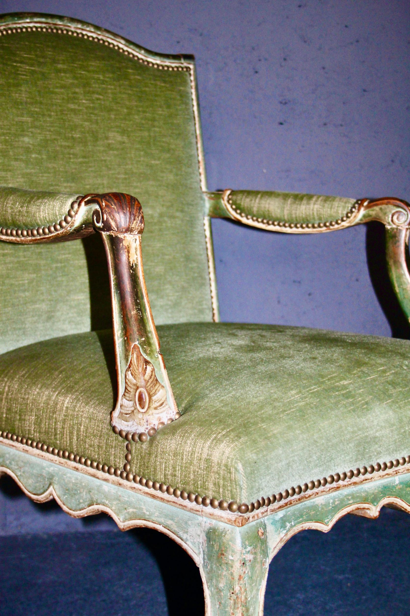 Paire de fauteuils Louis XV peints de couleur verte en vente 3