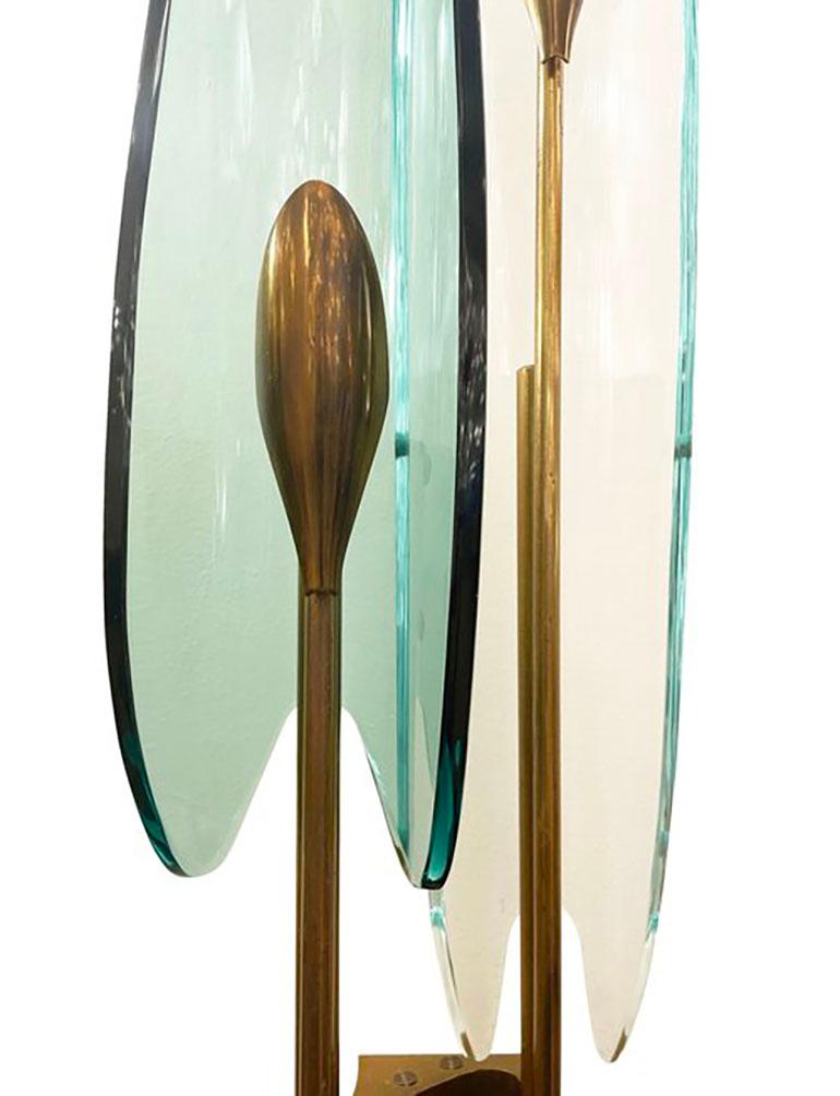 Magnifique paire d'appliques Fontana Arte, modèle 1461 de la série « Dalia ». Les verres sont turquoise et verts, tandis que le cadre est en laiton avec deux douilles de candélabre. L'un des designs les plus reconnus et les plus convoités de Max