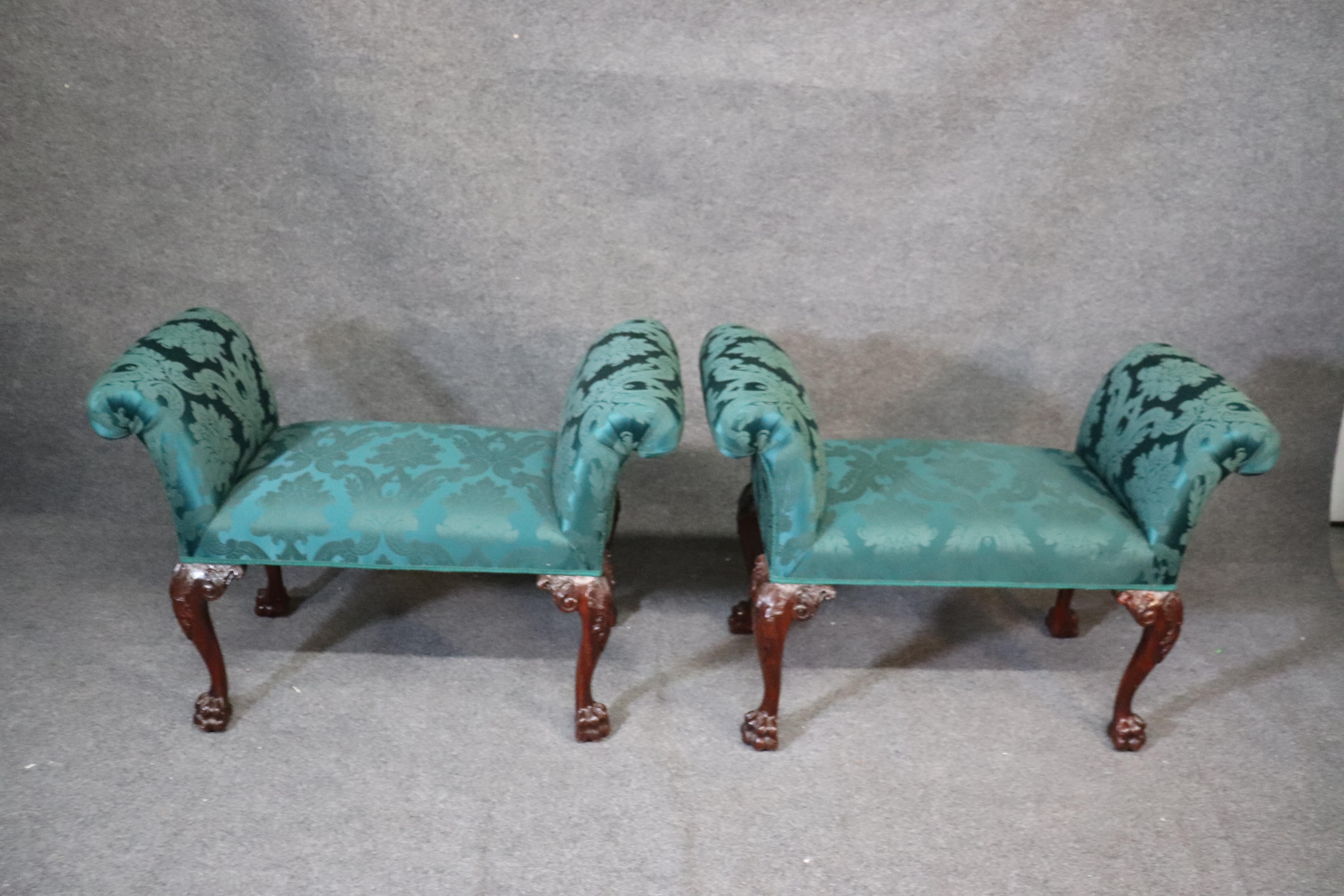 Pair of Green Damask Georgian Carved Mahogany Foot Stools Window Benches In Good Condition In Swedesboro, NJ