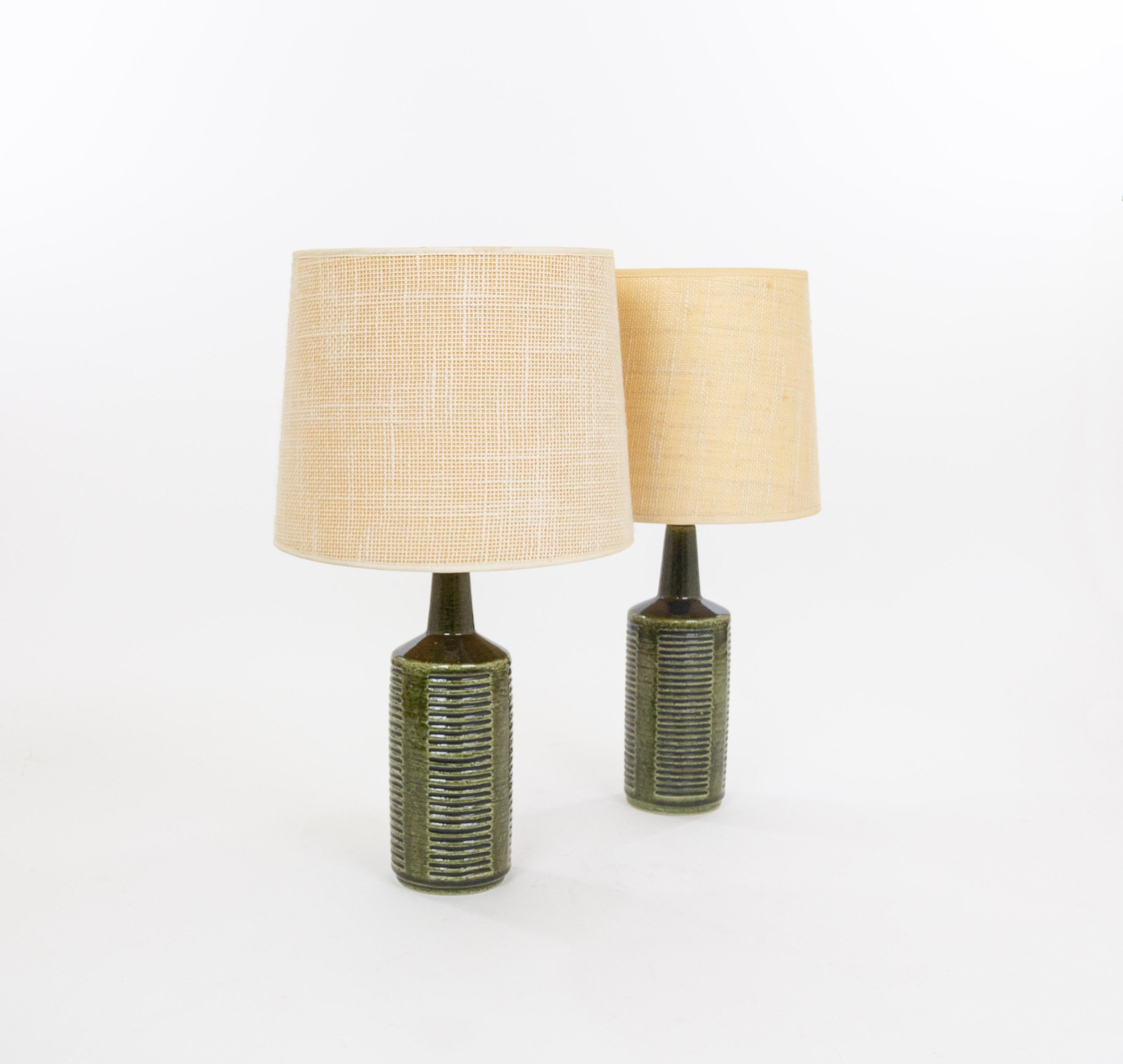 Paire de lampes de table modèle DL/30 fabriquées par Annelise et Per Linnemann-Schmidt pour Palshus dans les années 1960. Les deux lampes décorées à la main sont de couleur verte avec des détails bleus. Ils présentent des motifs géométriques