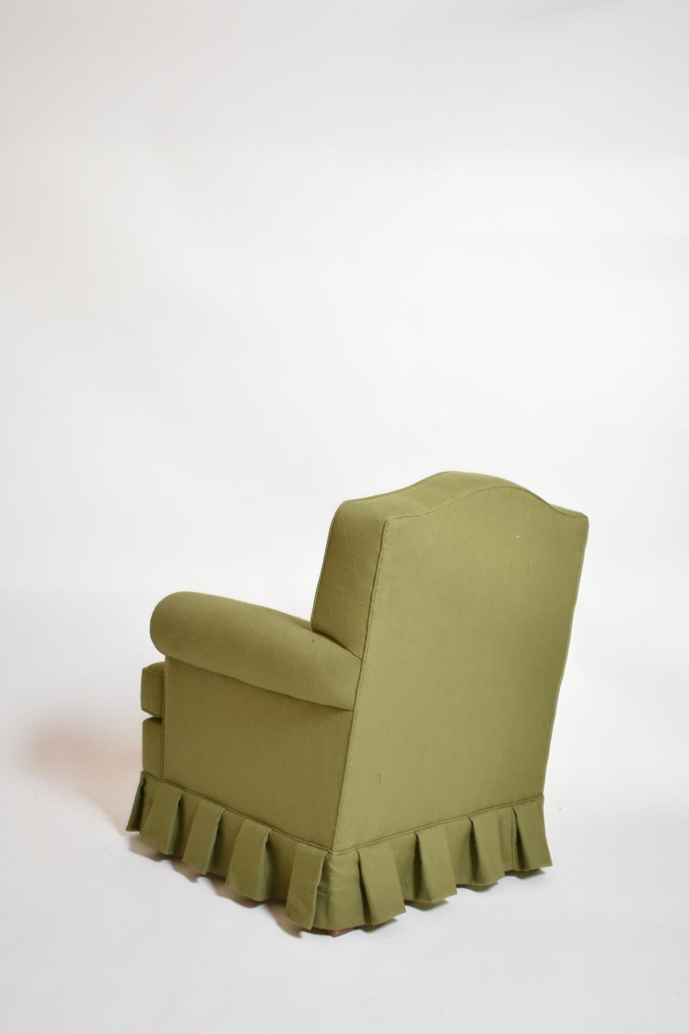 Paire de fauteuils à dossier moustache en tissu vert, dans le style de Madeleine Castaing. France, années 1960.