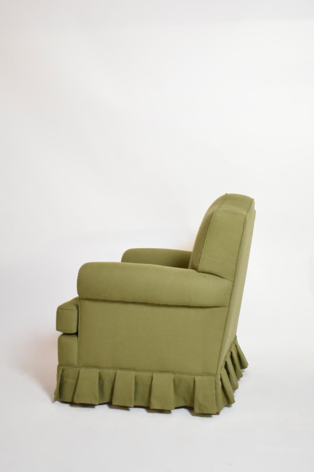 Français Paire de fauteuils à dossier moustache en tissu vert, années 1960. en vente