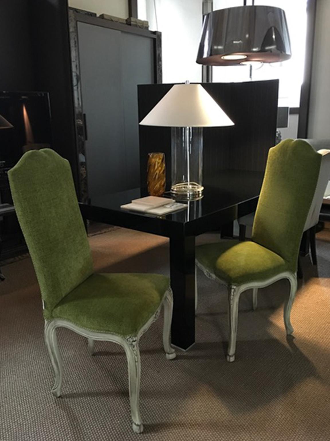 Coppia di sedie da pranzo imbottite con tessuto verde in stile Hollywood Regency in vendita 12
