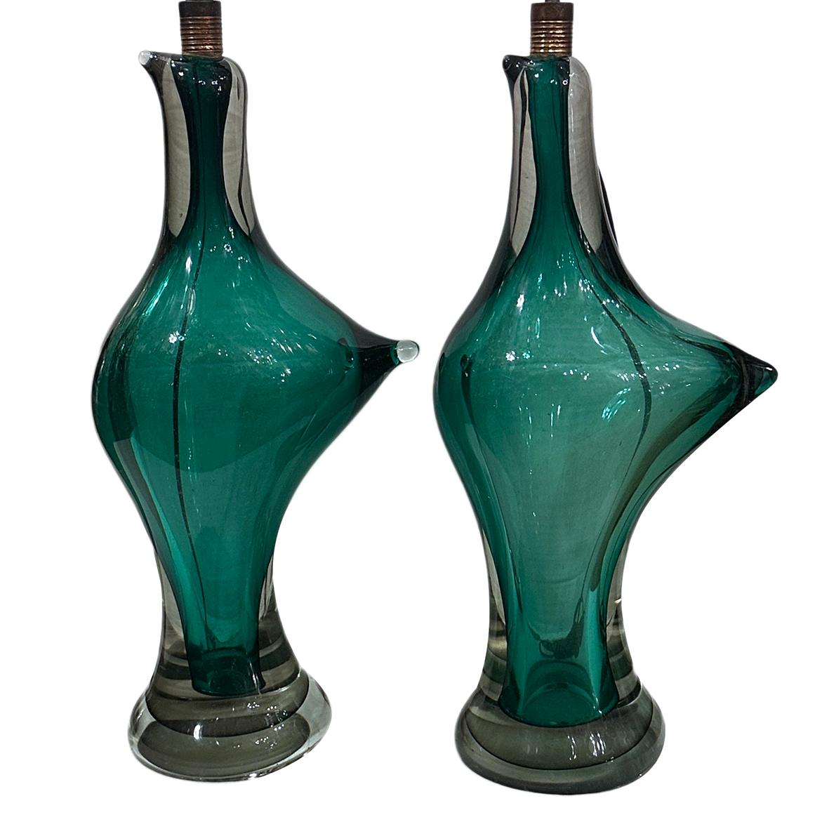 Paire de lampes en forme d'oiseau en verre soufflé italien des années 1960.

Mesures :
Hauteur du corps : 21
Hauteur jusqu'à l'appui de l'abat-jour : 29