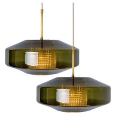 Paire de pendentifs disques en verre vert par Carl Fagerlund pour Orrefors, années 1960