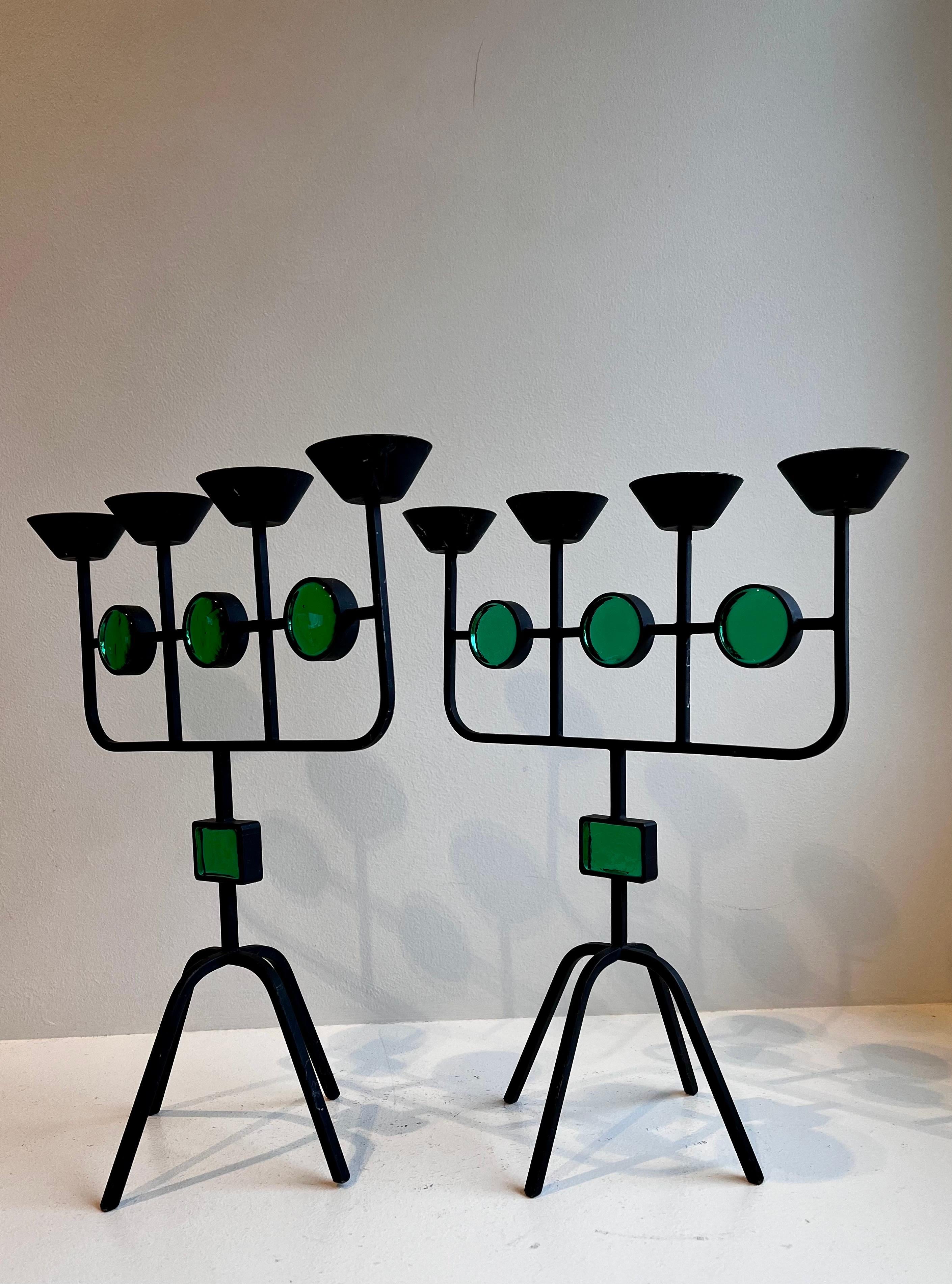 Mid-Century moderno Coppia di candelabri in vetro verde e ferro battuto per Ystad-Metall di Gunnar Ander in vendita