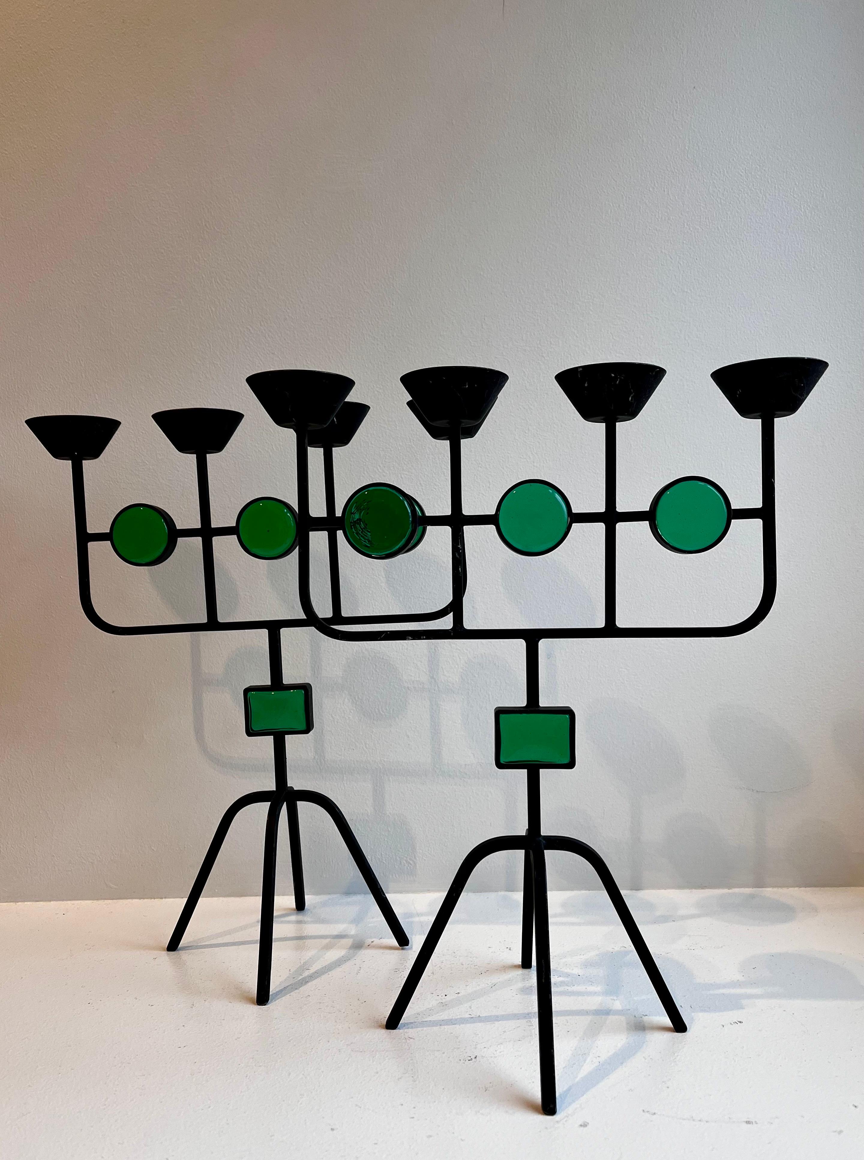 Svedese Coppia di candelabri in vetro verde e ferro battuto per Ystad-Metall di Gunnar Ander in vendita