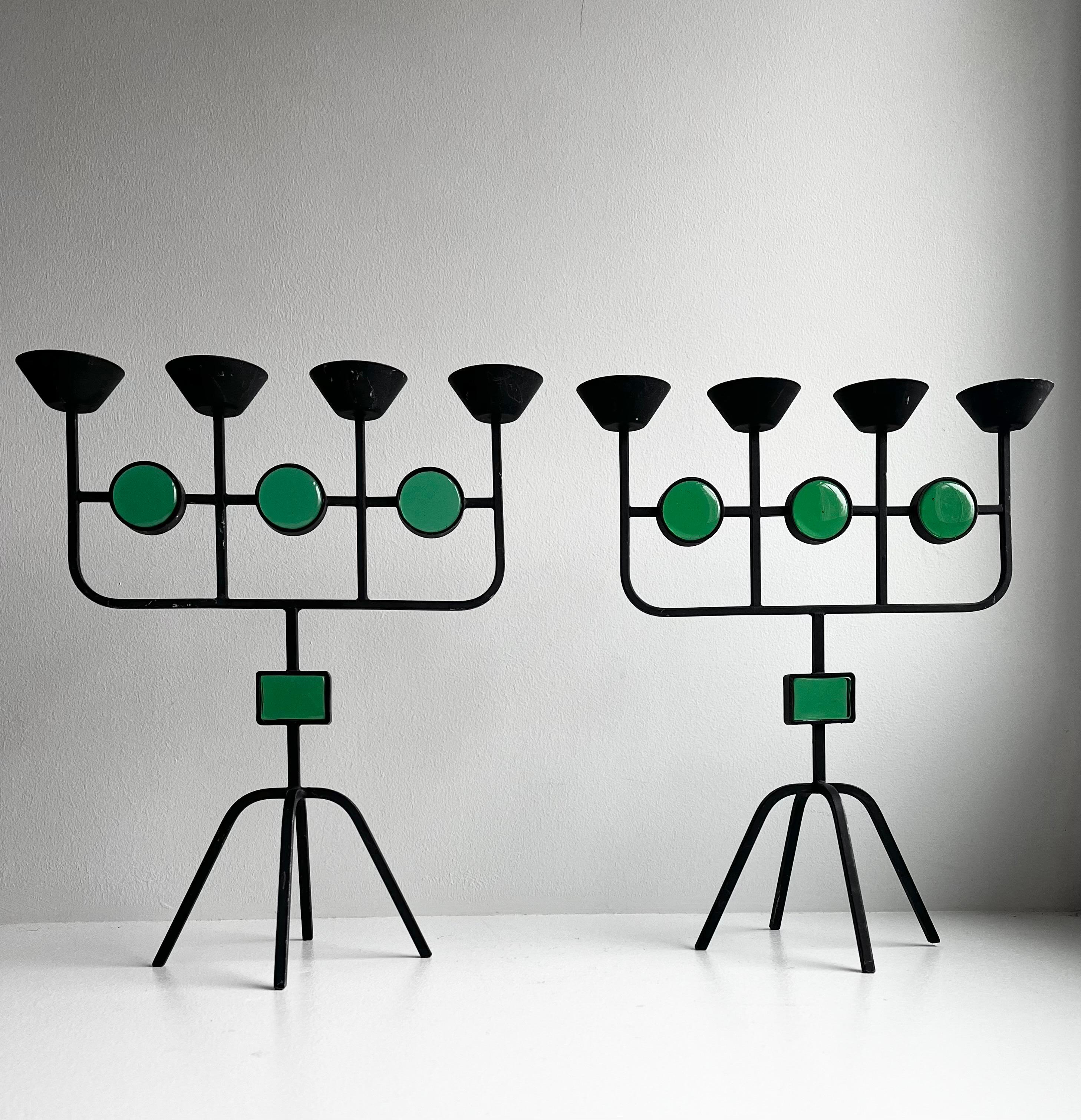 XX secolo Coppia di candelabri in vetro verde e ferro battuto per Ystad-Metall di Gunnar Ander in vendita