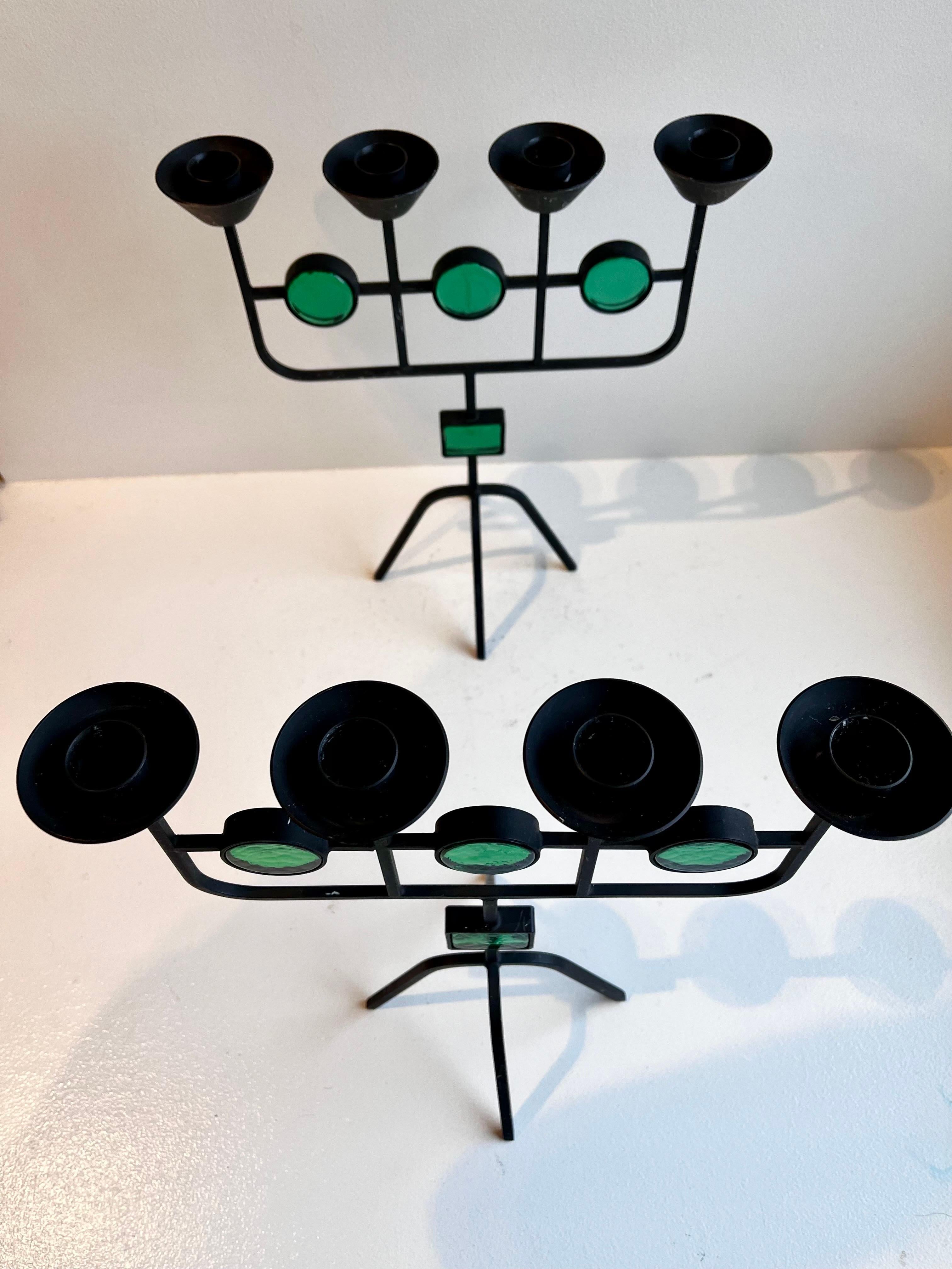 Vetro Coppia di candelabri in vetro verde e ferro battuto per Ystad-Metall di Gunnar Ander in vendita