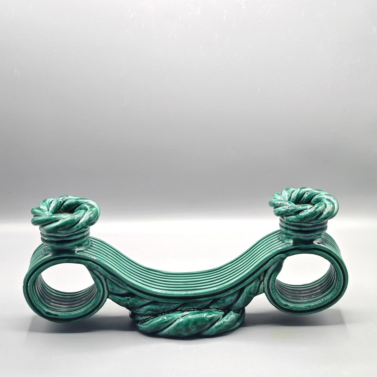 Una coppia decorativa di candelieri doppi 
Ceramica smaltata di colore verde.
I candelabri possono essere utilizzati con le candele, ma sono forati  per l'elettrificazione  (vedi foto di dettaglio) e possono quindi essere utilizzate come lampade