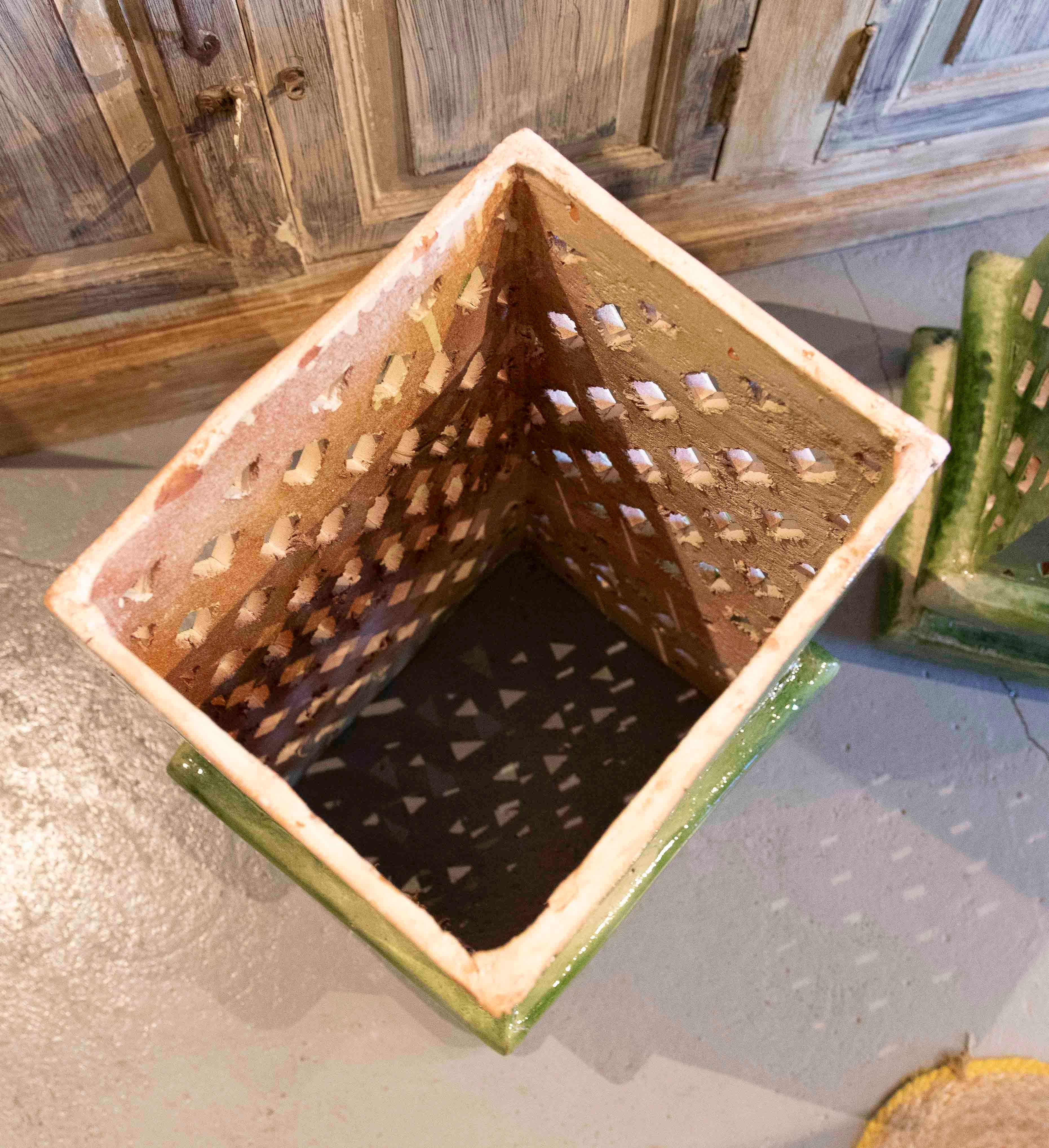 Pareja de faroles de cerámica vidriada verde en venta 3