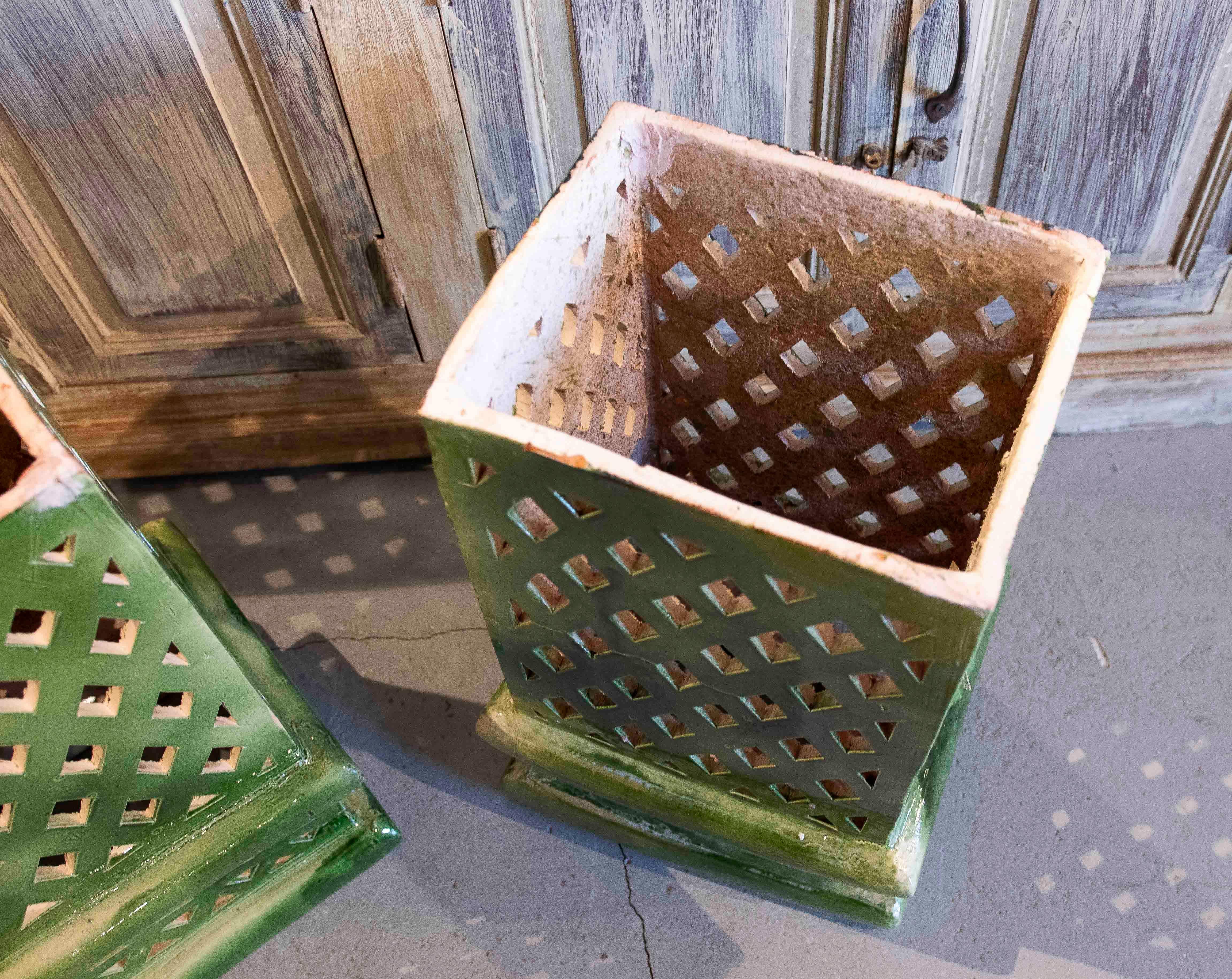 Pareja de faroles de cerámica vidriada verde en venta 4