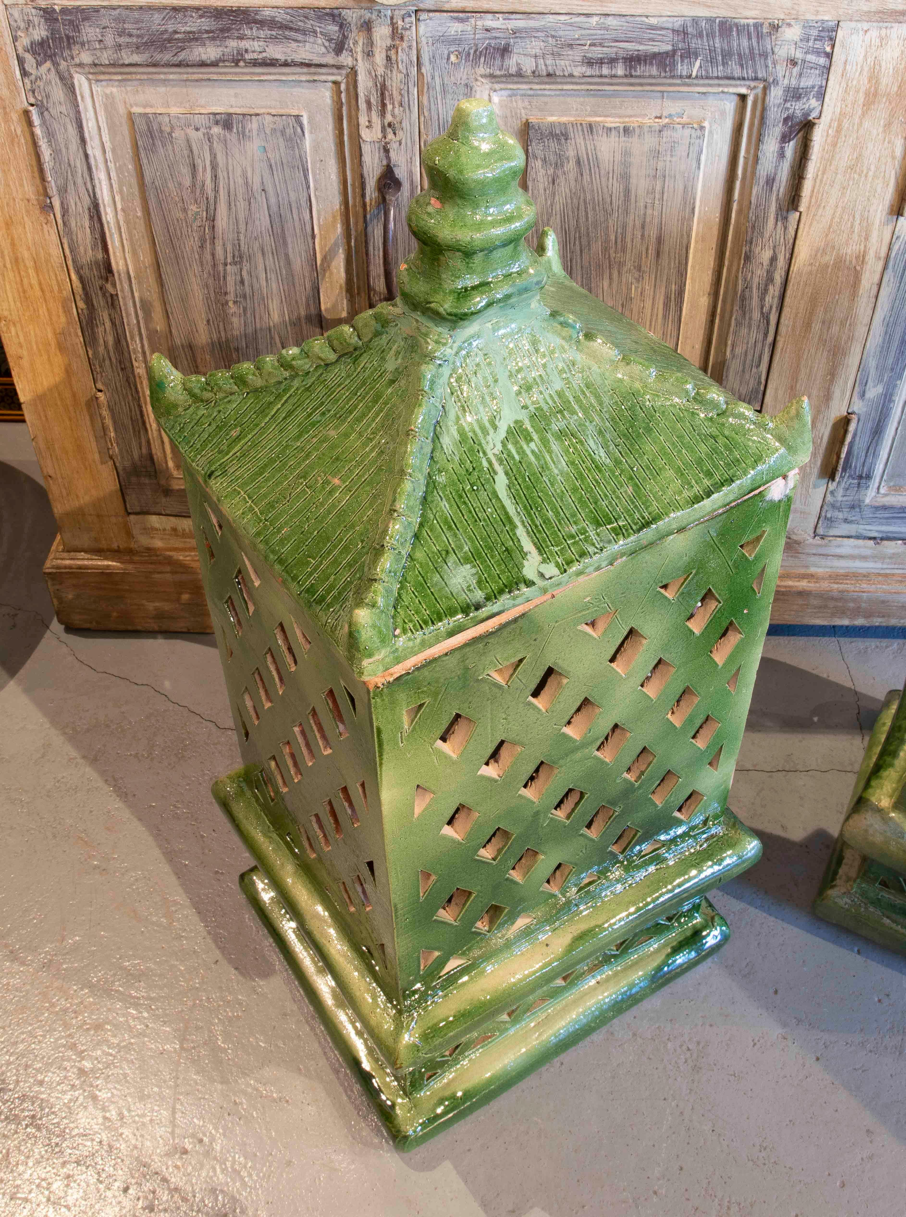 Pareja de faroles de cerámica vidriada verde Español en venta