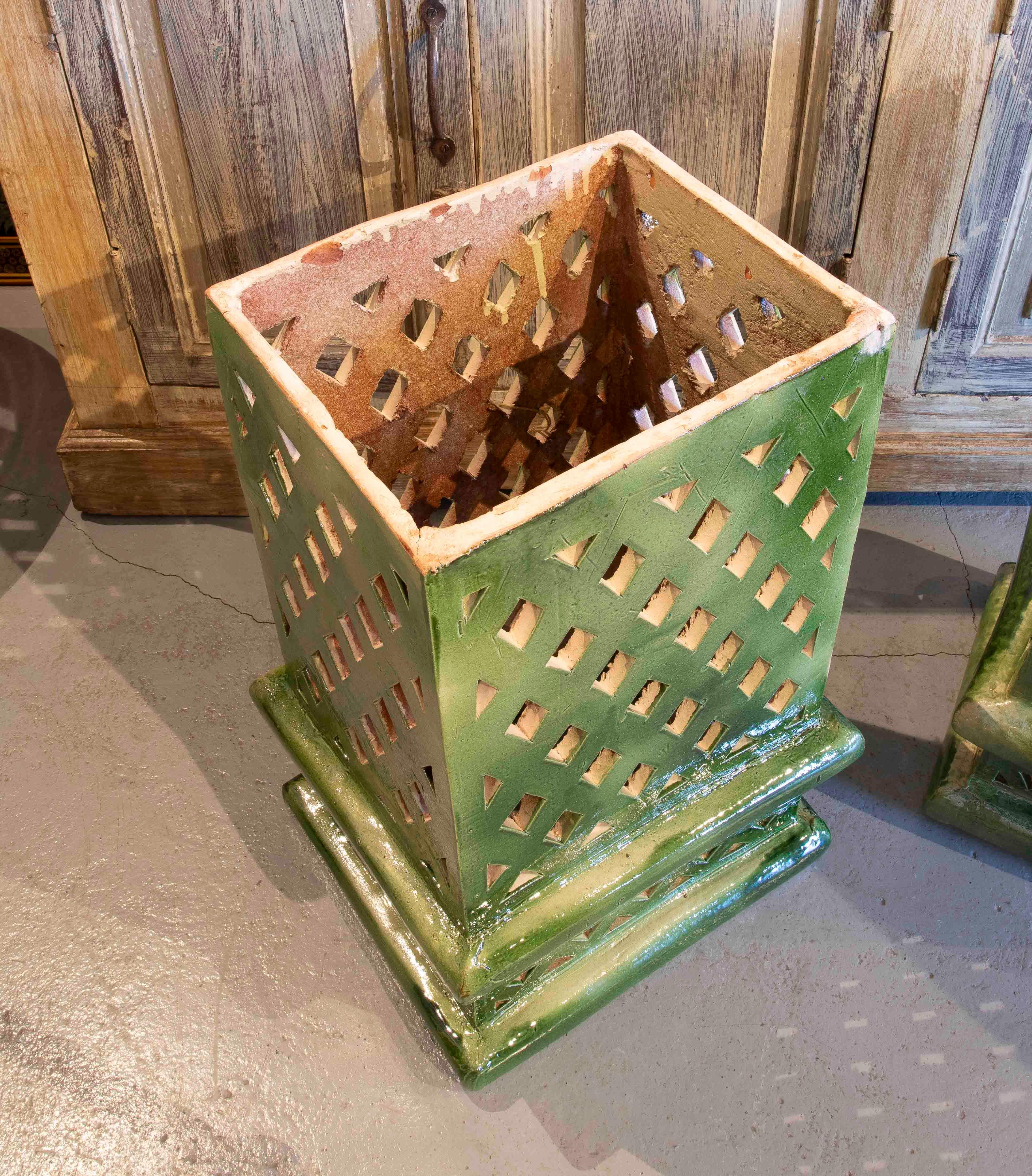 Pareja de faroles de cerámica vidriada verde Glaseado en venta