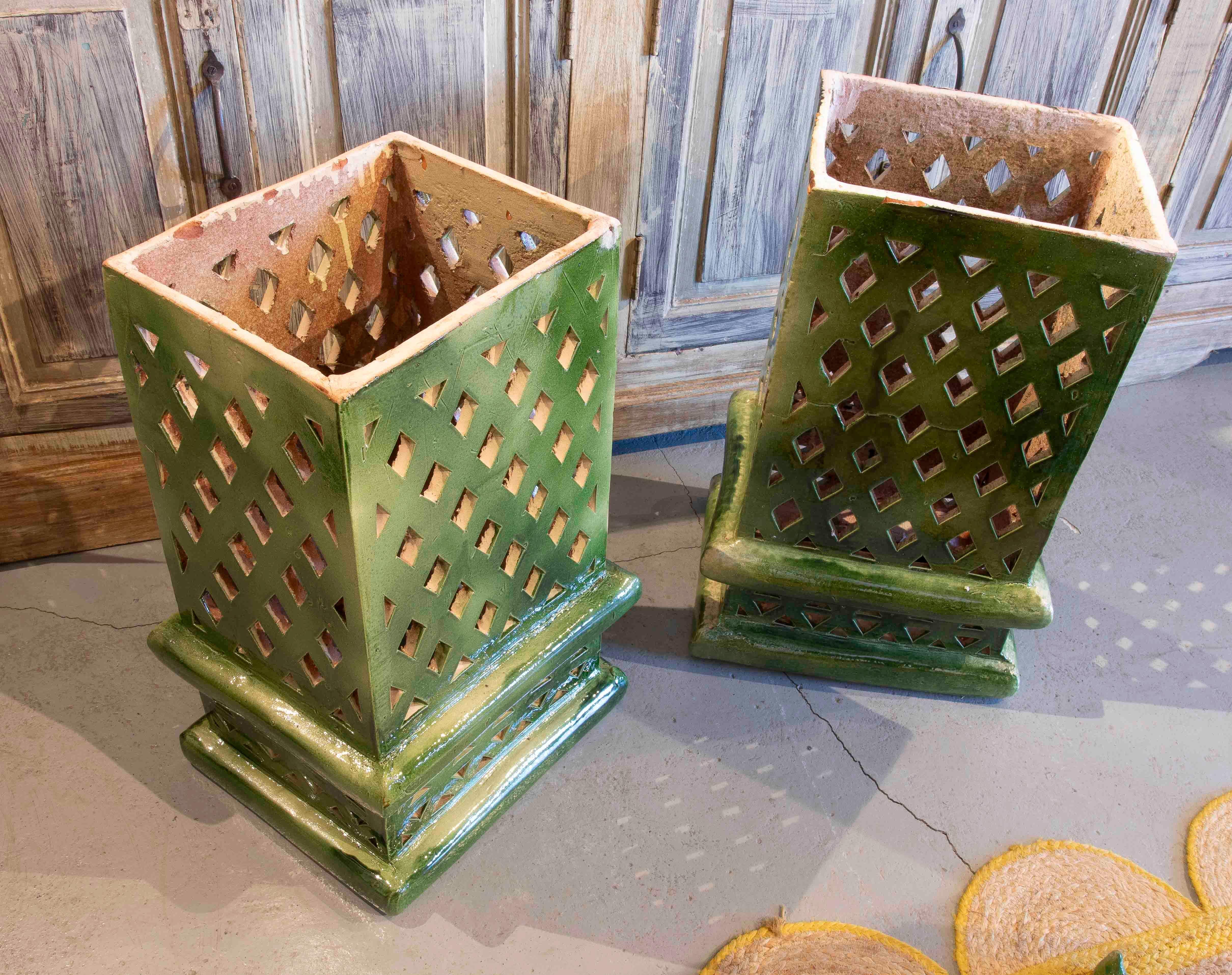 Pareja de faroles de cerámica vidriada verde en Bueno estado para la venta en Marbella, ES