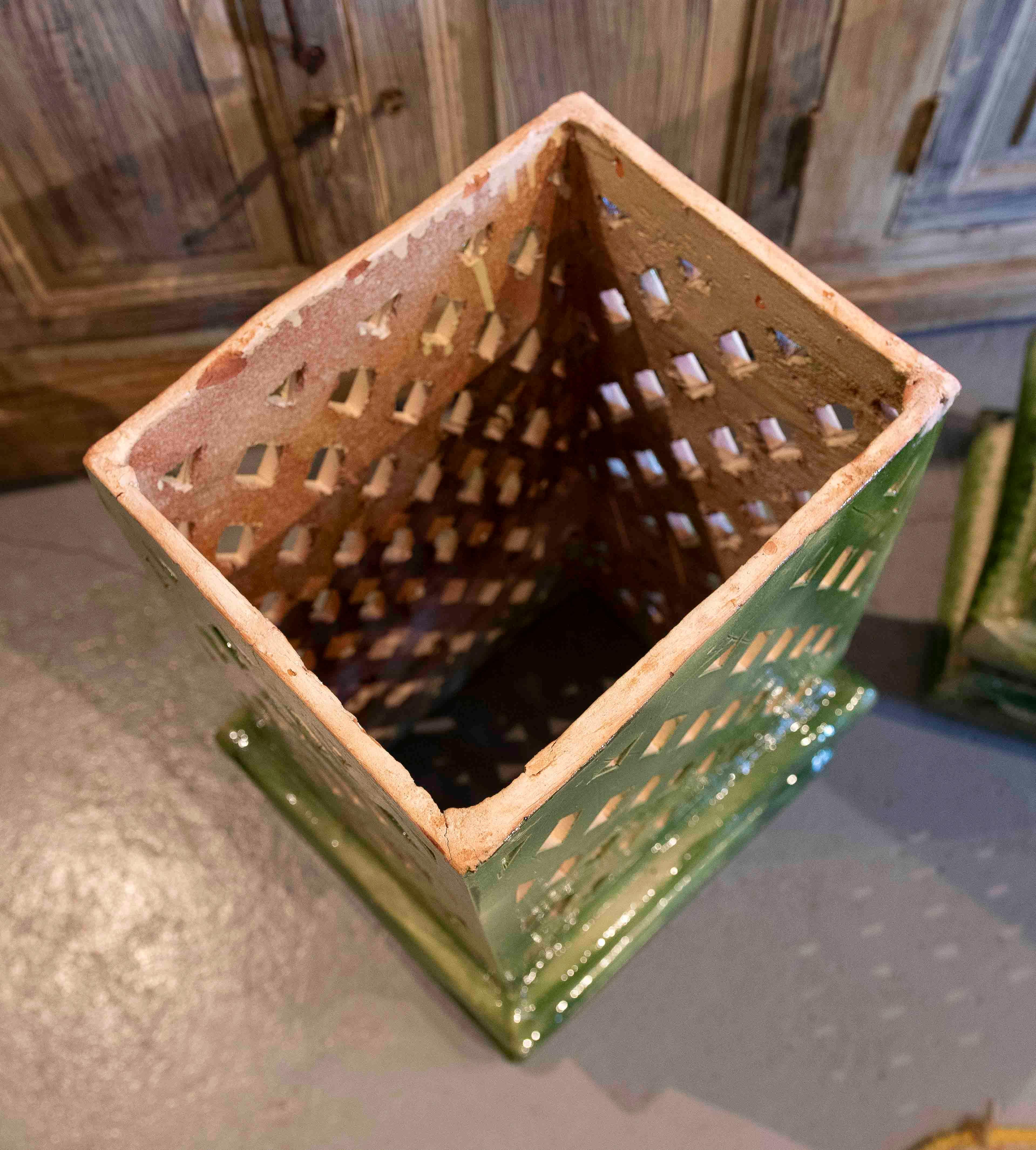 Pareja de faroles de cerámica vidriada verde Siglo XXI y contemporáneo en venta